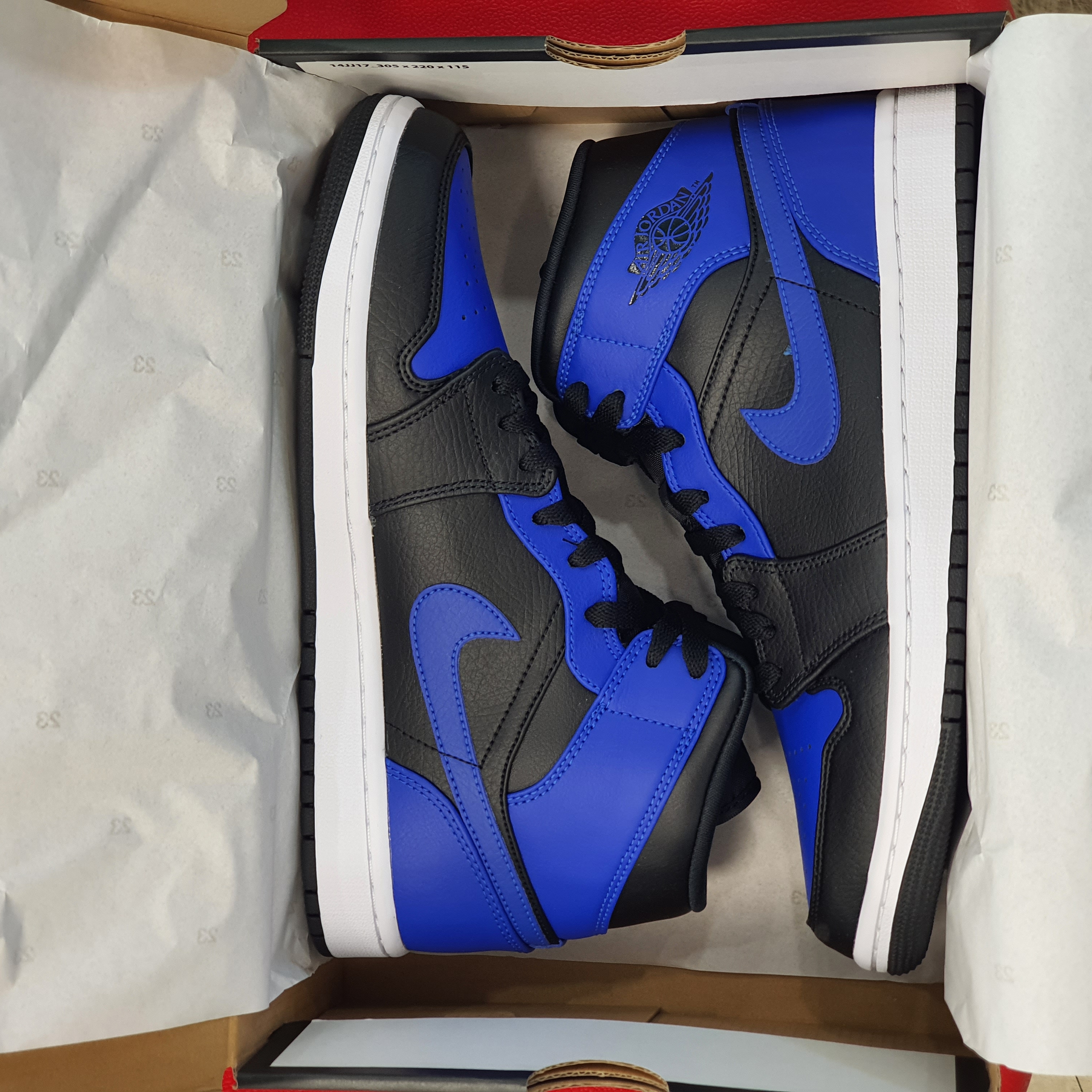 Jordan 1 Mid Black Hyper Royal 착용 스타일