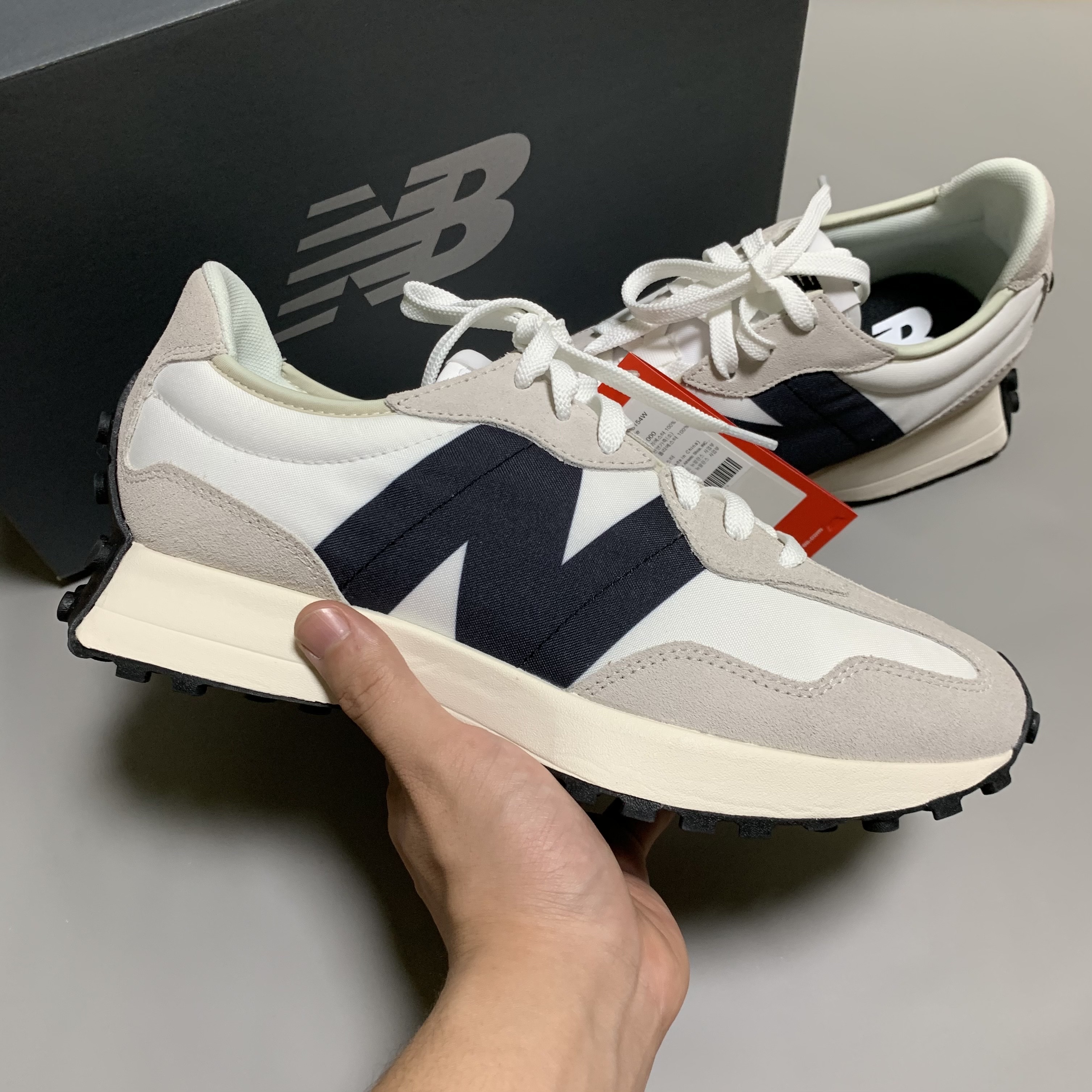 New Balance 327 White Black 착용 스타일 - 1