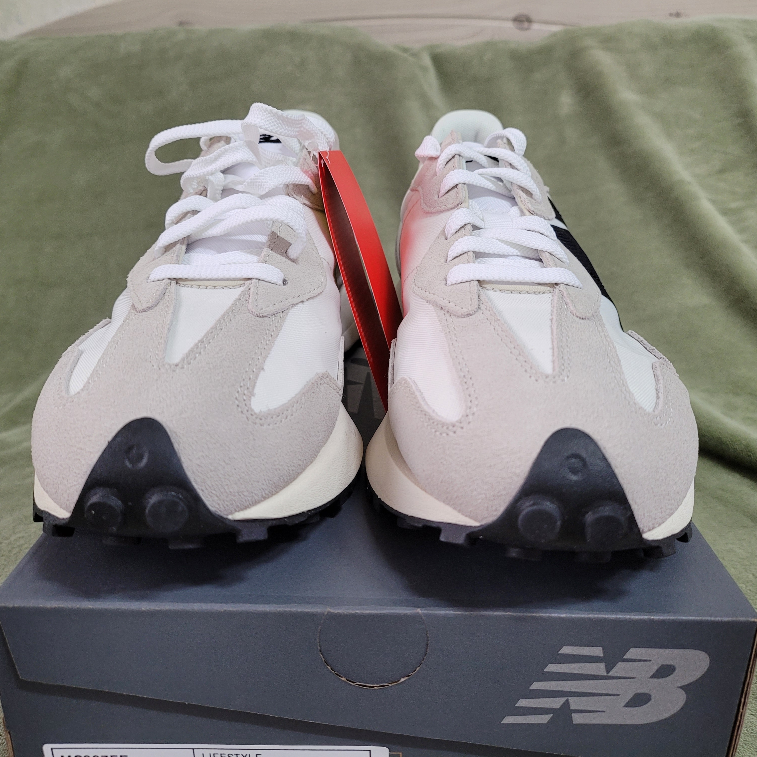 New Balance 327 Grey Purple, New Balance 327 White Black 착용 스타일 - 4