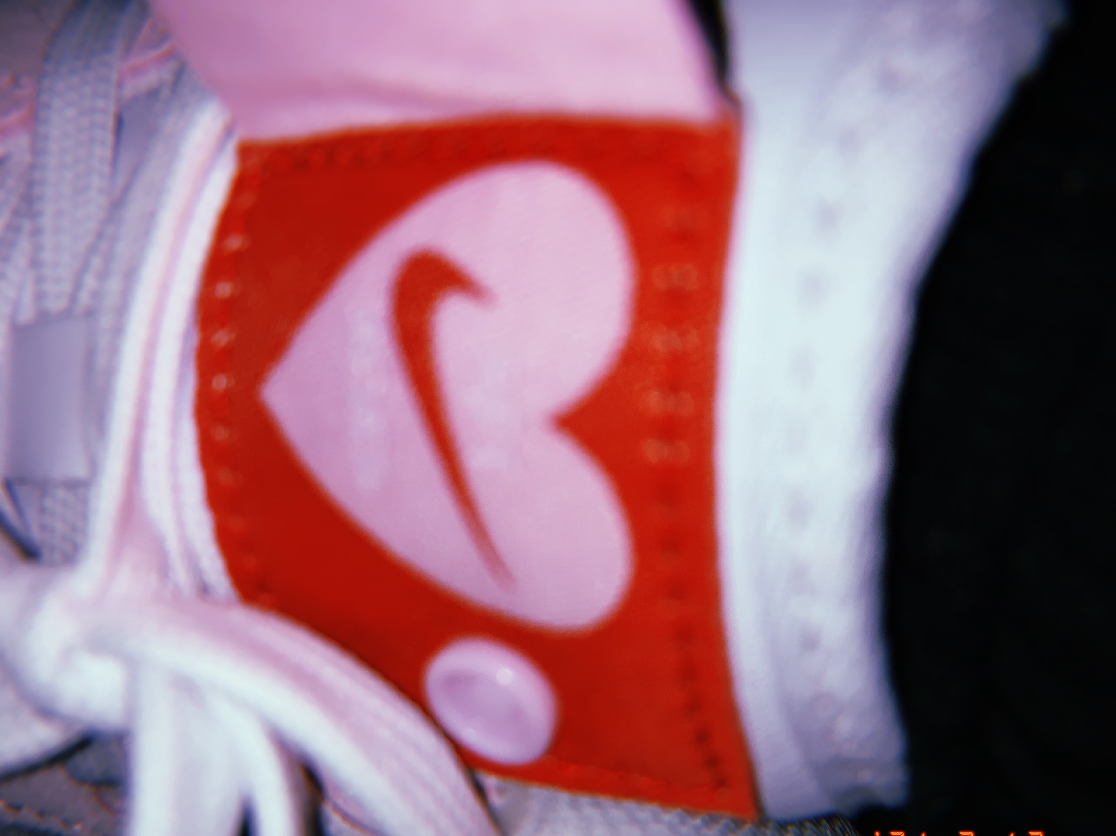 Nike Air Force 1 '07 QS Valentine's Day 착용 스타일 - 4