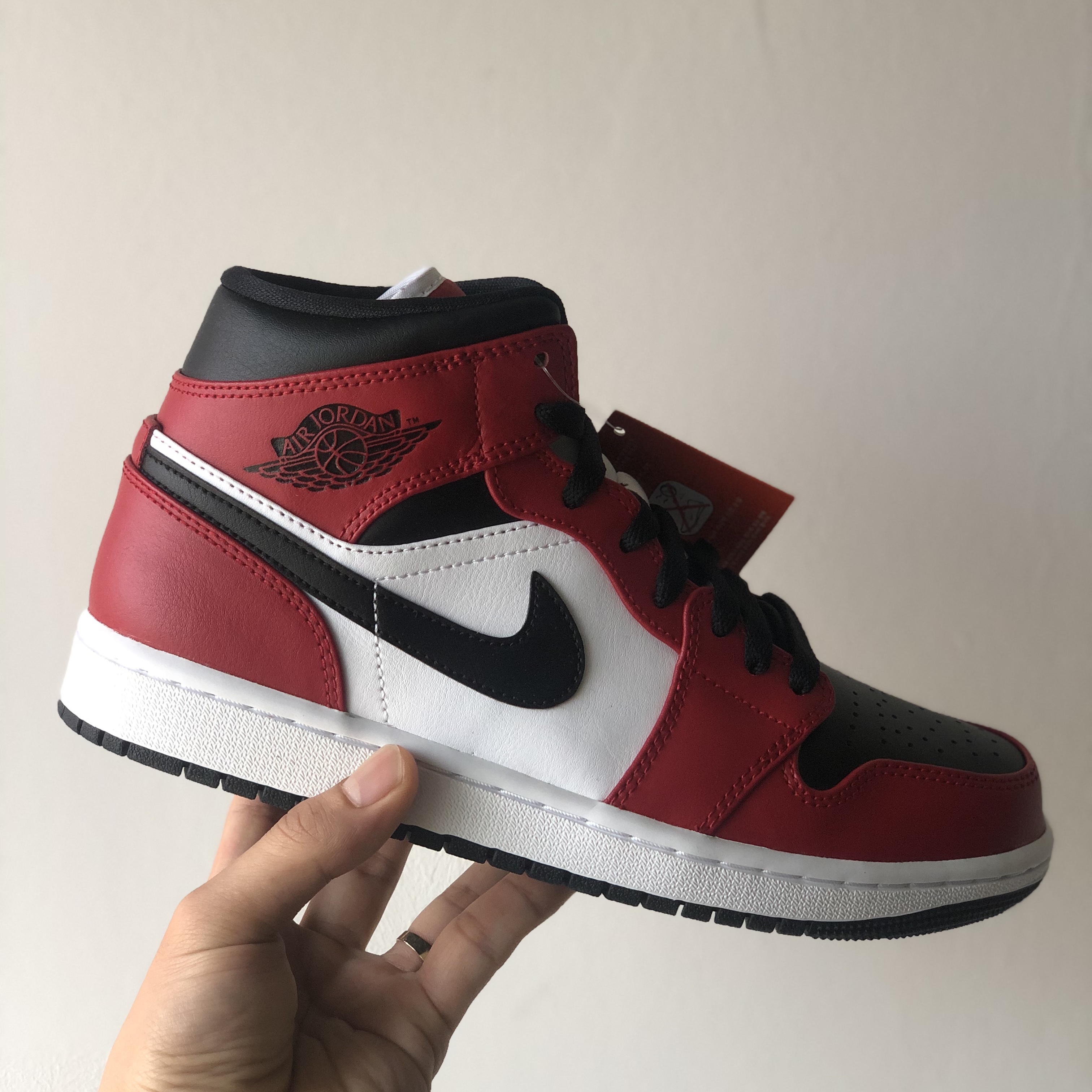 Jordan 1 Mid Chicago Black Toe 착용 스타일
