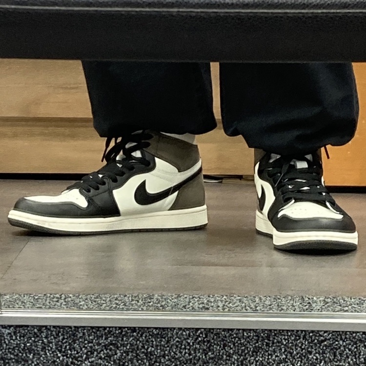 Jordan 1 Retro High OG Black Mocha 착용 스타일 - 2