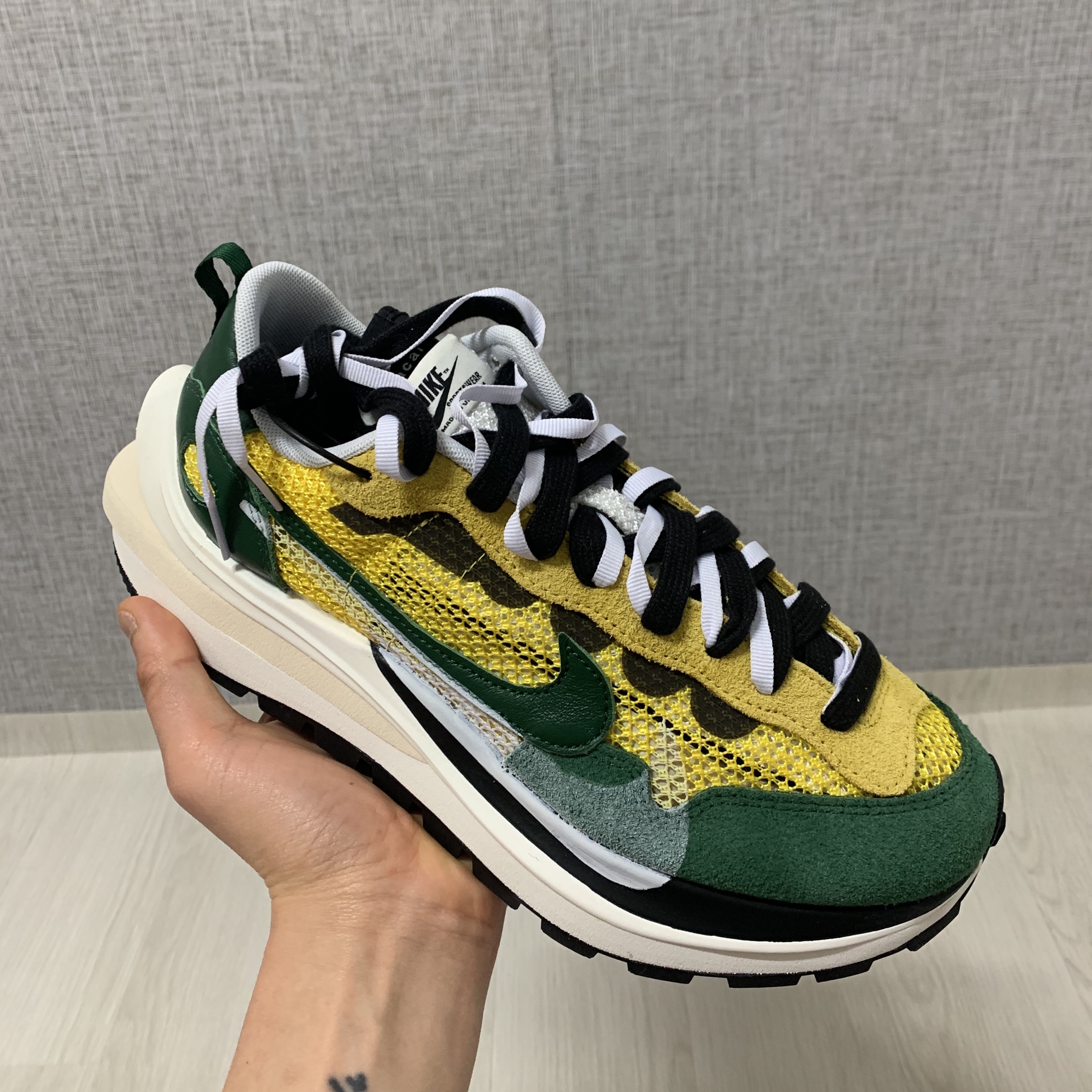 Nike x Sacai VaporWaffle Tour Yellow & Gorge Green Sail 착용 스타일