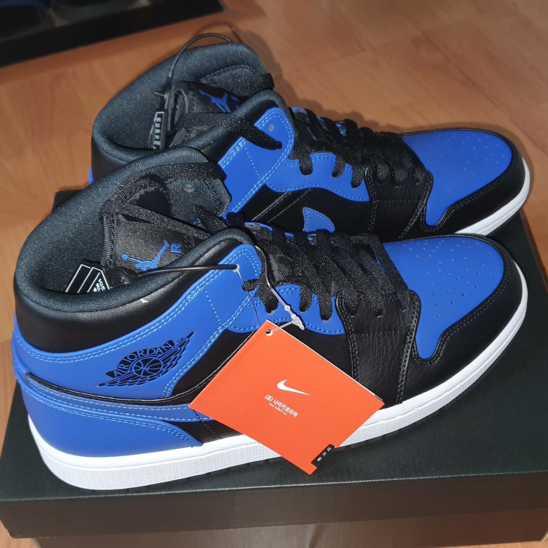 Jordan 1 Mid Black Hyper Royal 착용 스타일 - 2