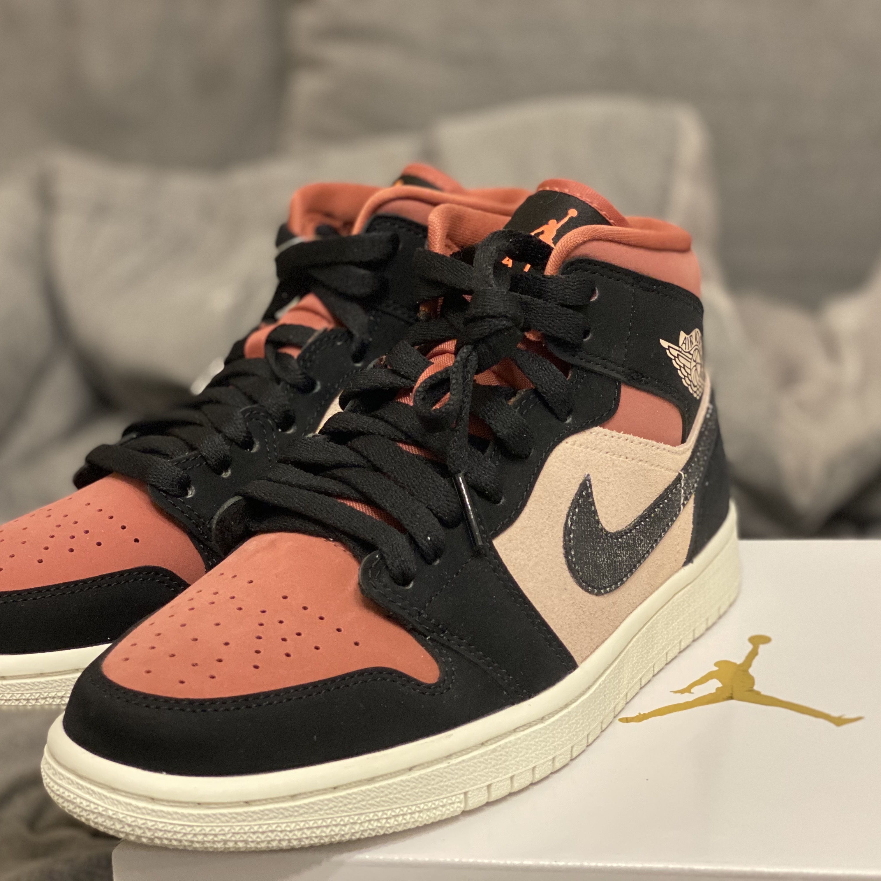 (W) Jordan 1 Mid Burgundy Dusty Pink 착용 스타일 - 1