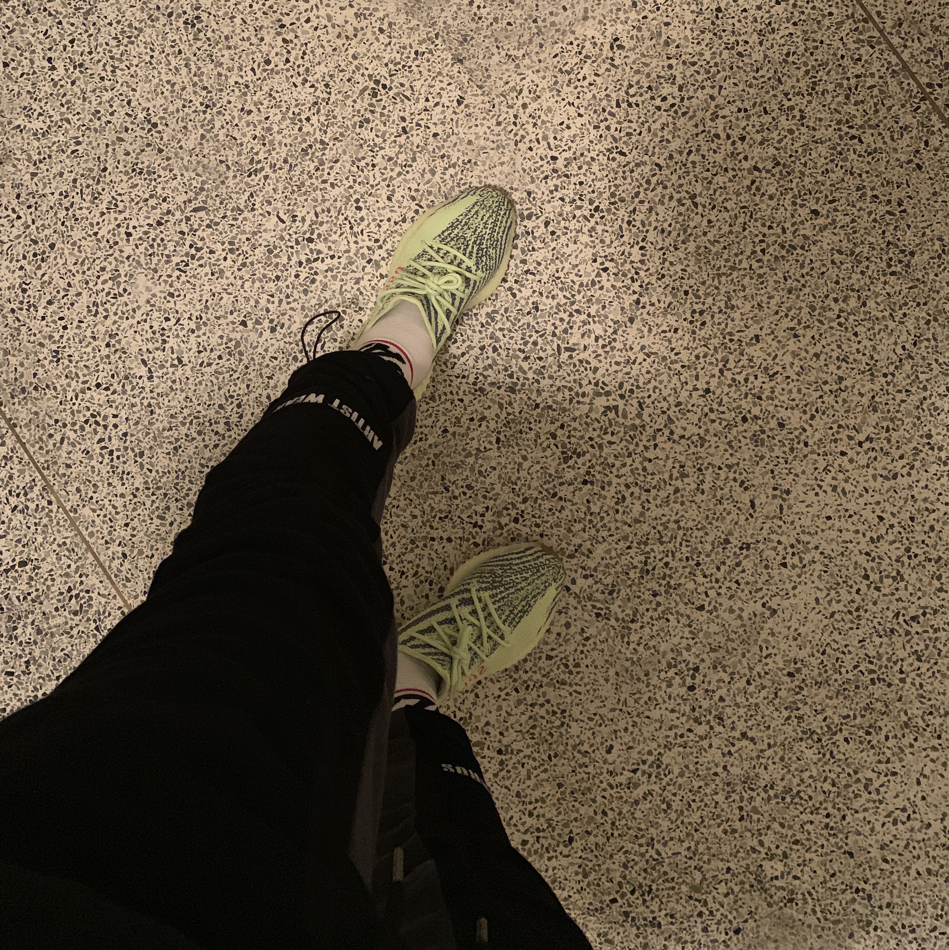 Adidas Yeezy Boost 350 V2 Semi Frozen Yellow 착용 스타일 - 1