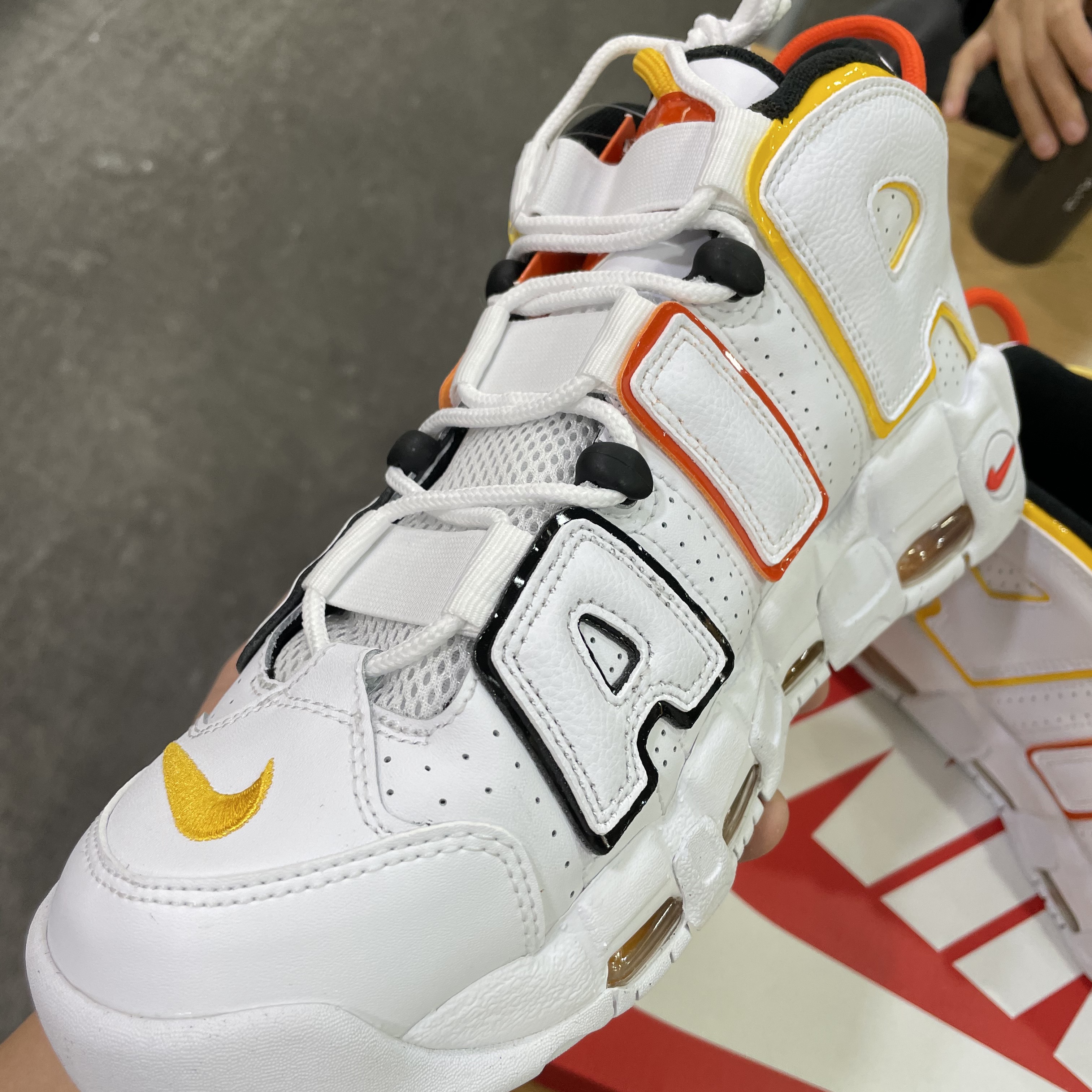 Nike Air More Uptempo Rayguns 착용 스타일