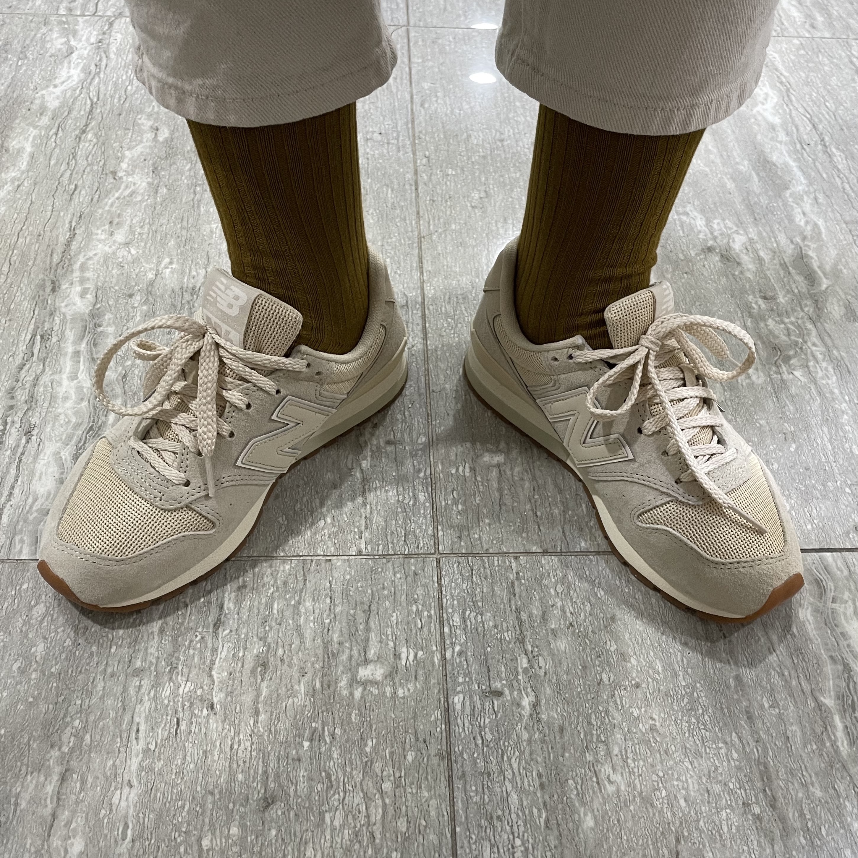 New Balance 996 Beige 착용 스타일 - 1