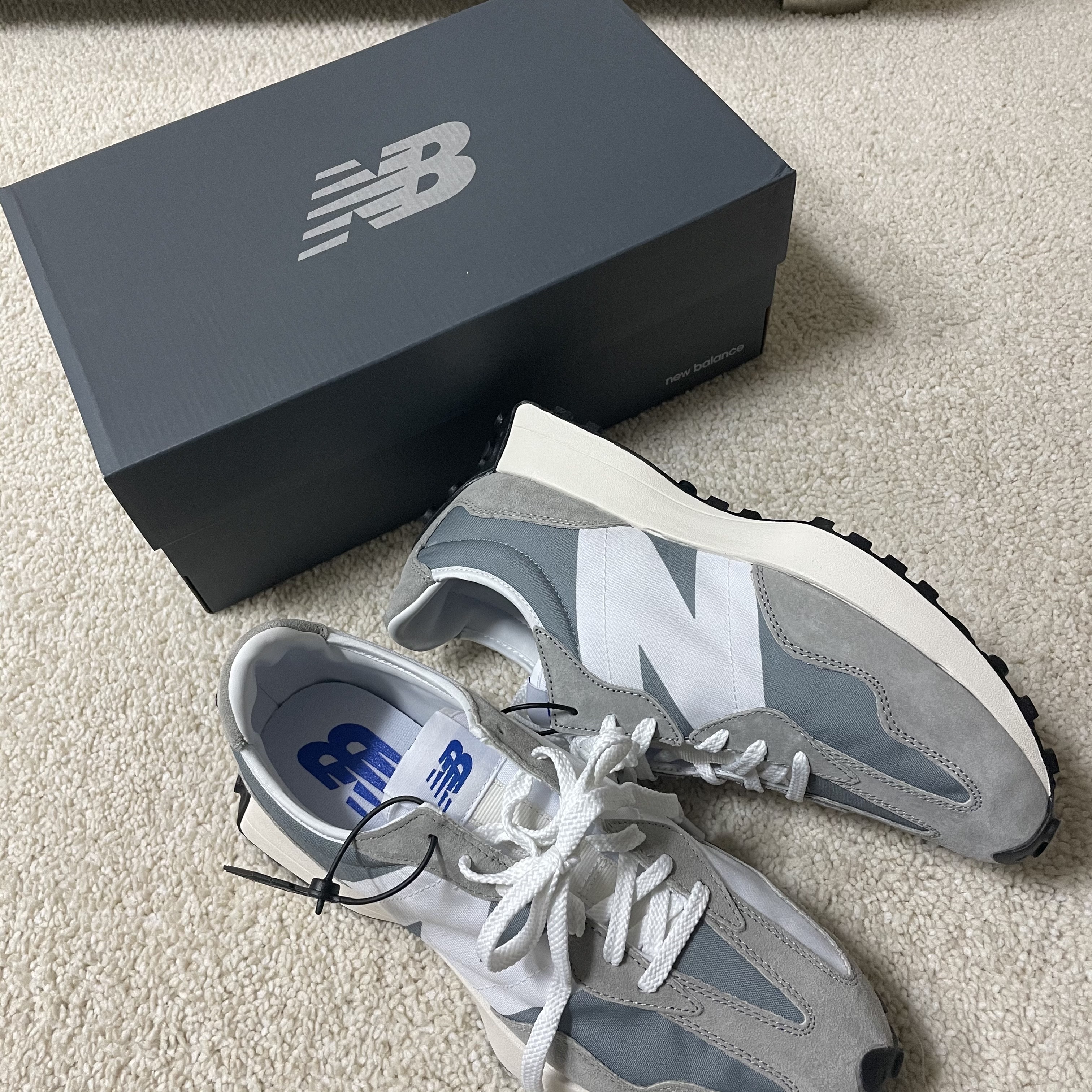 New Balance 327 Grey 착용 스타일