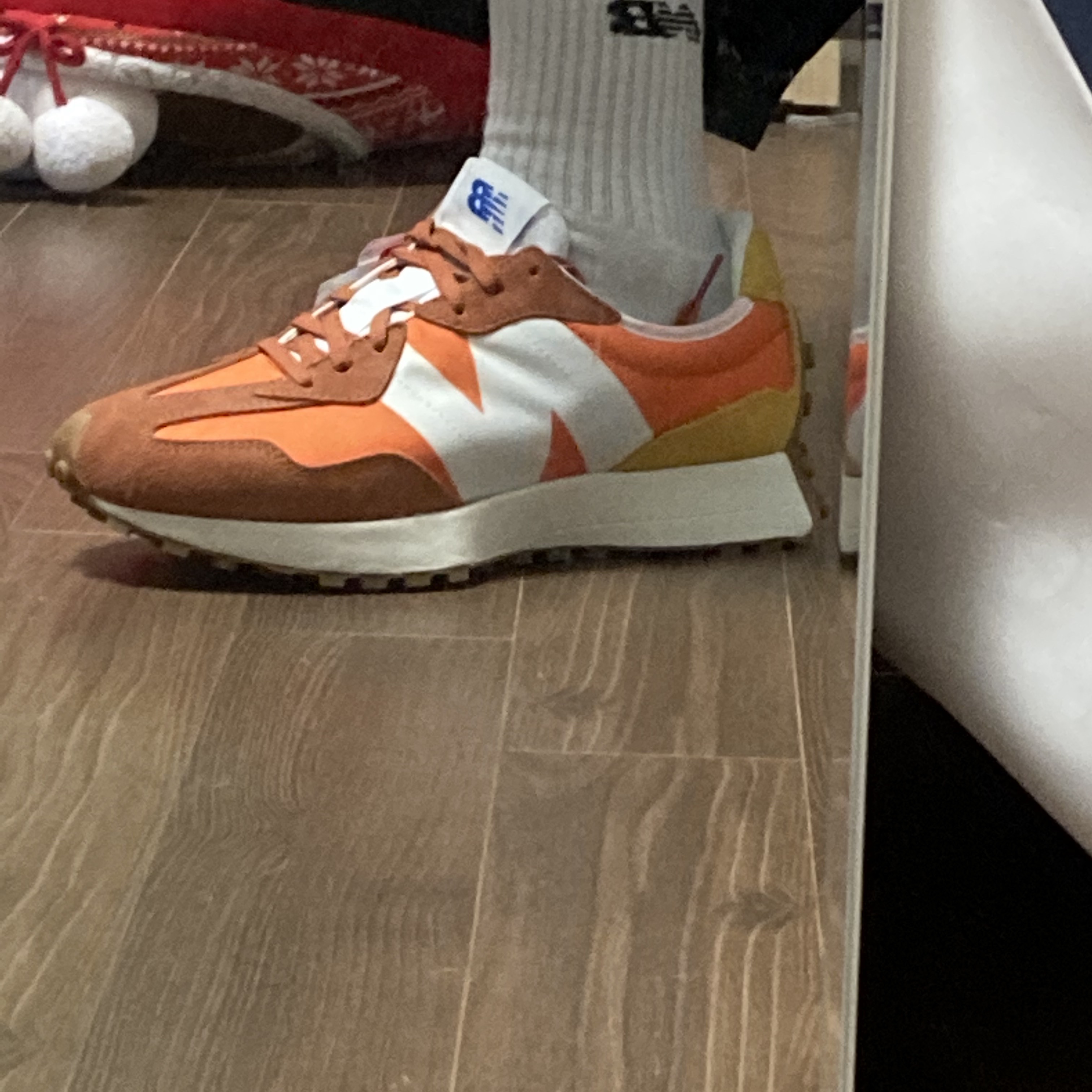 New Balance 327 Orange 착용 스타일