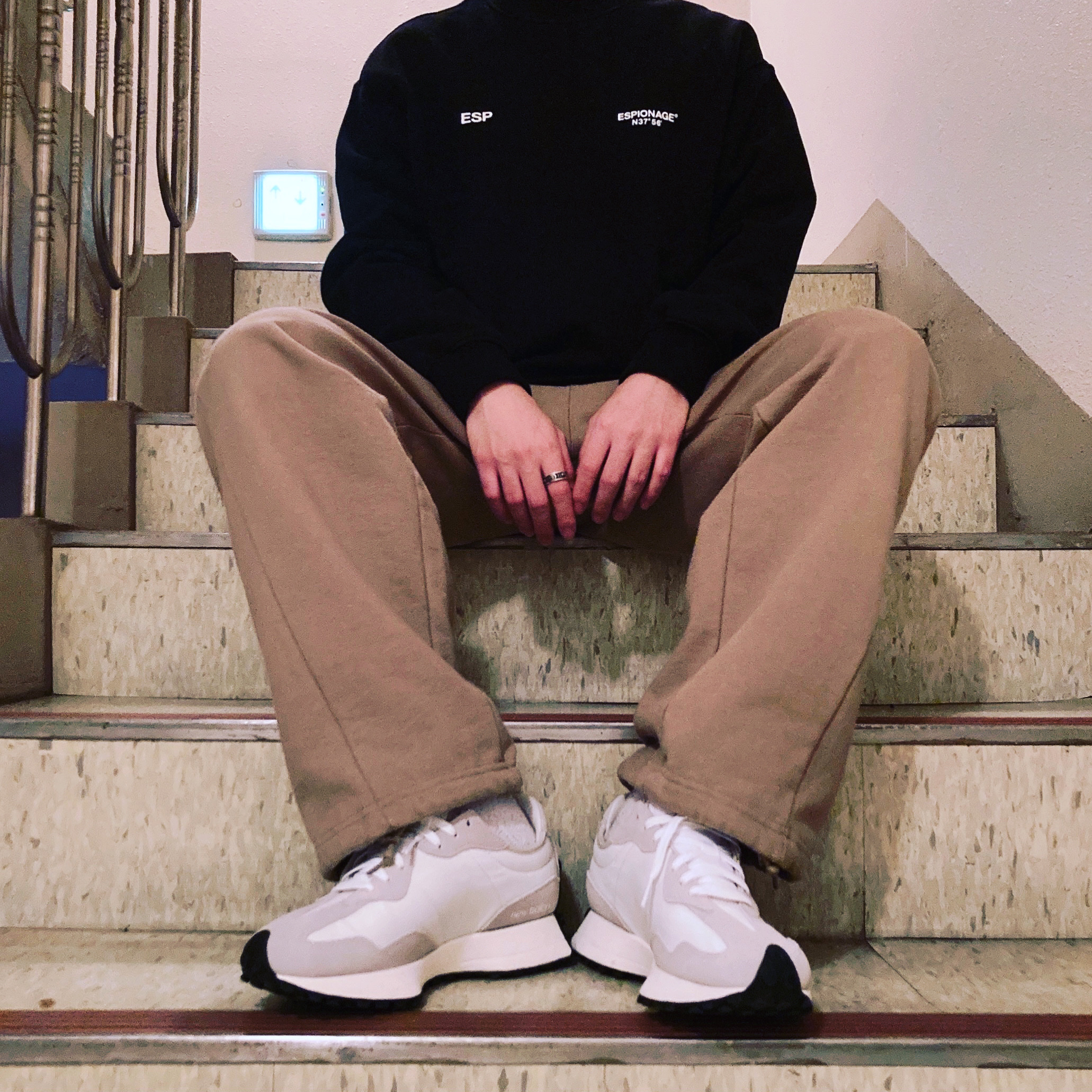 New Balance 327 White Black 착용 스타일