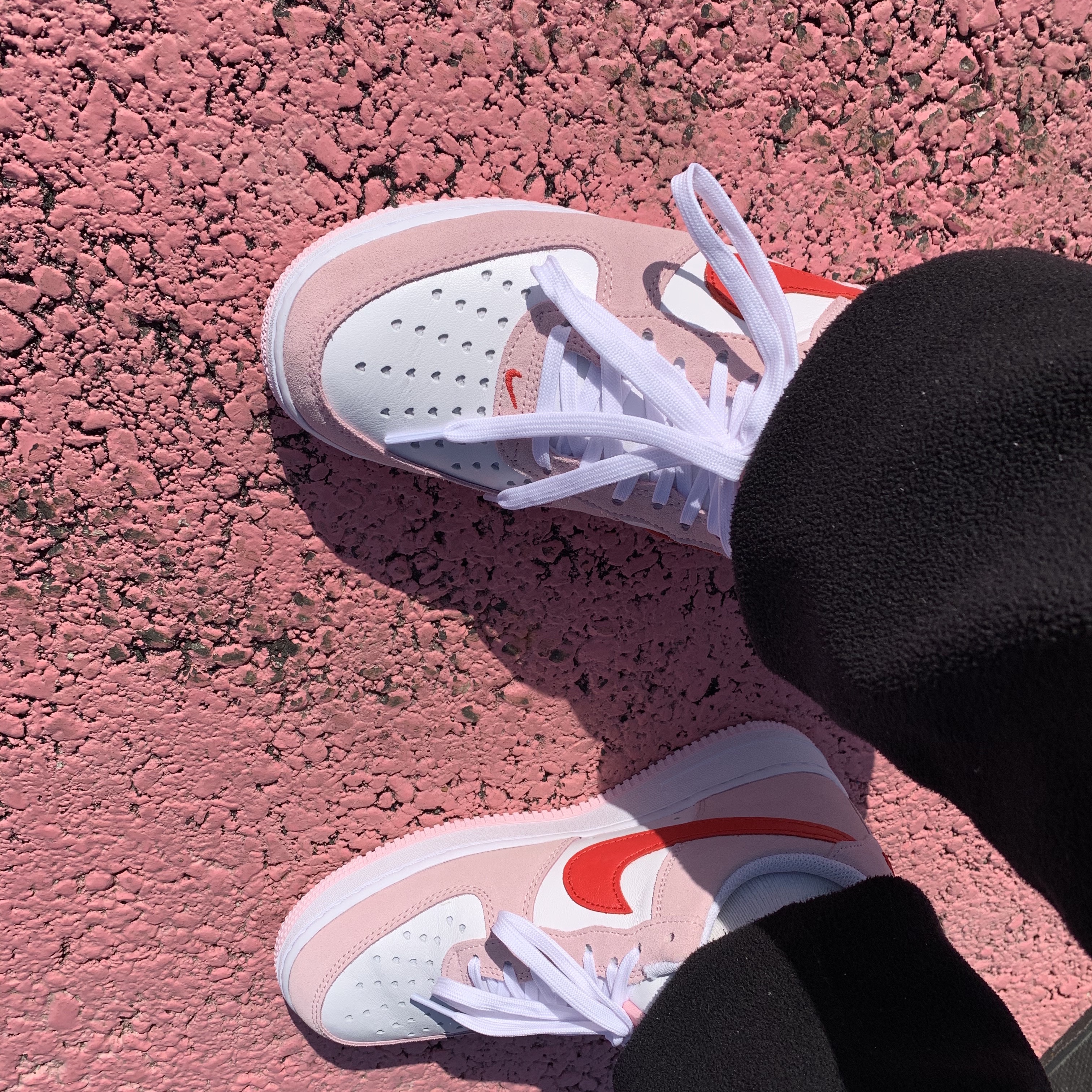 Nike Air Force 1 '07 QS Valentine's Day 착용 스타일
