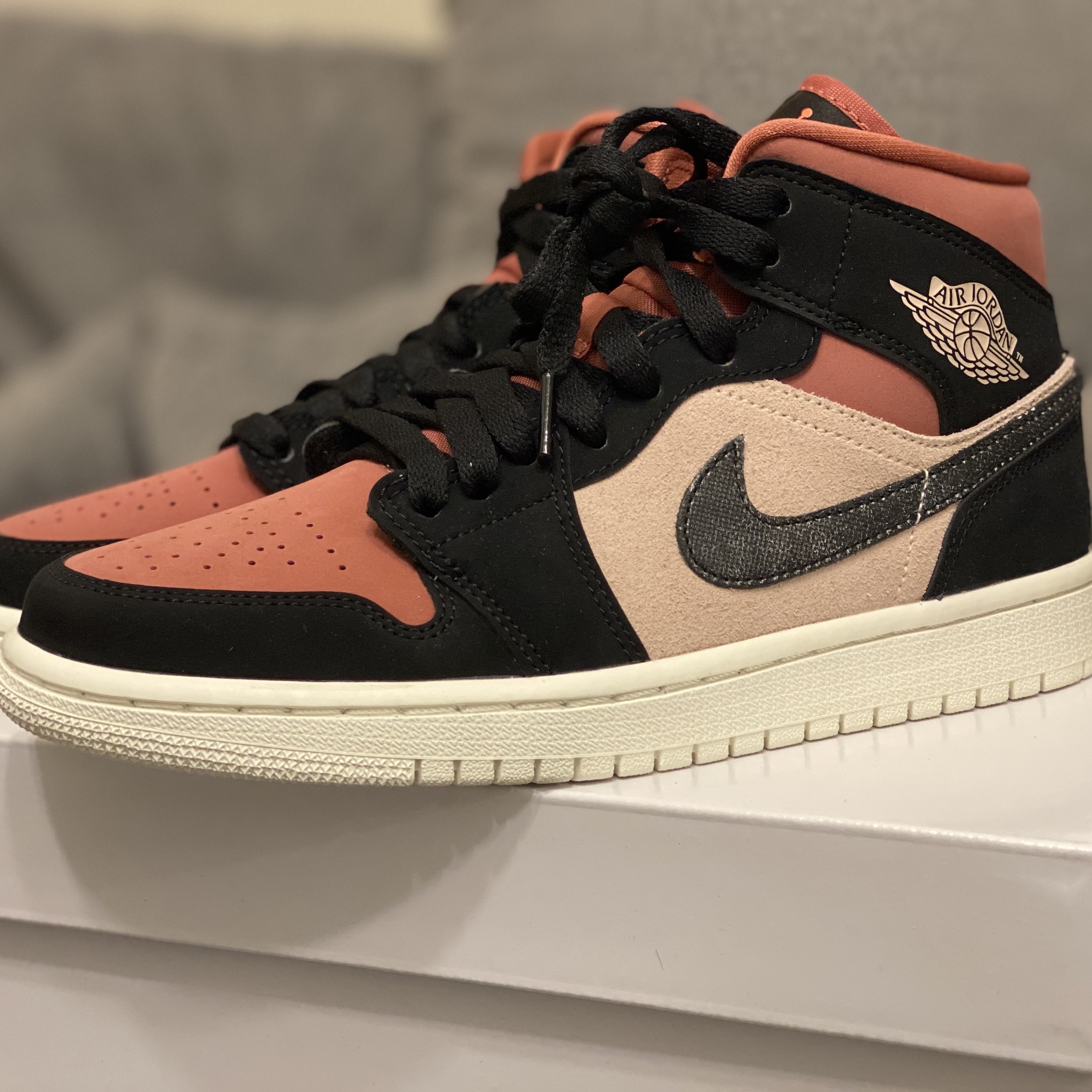 (W) Jordan 1 Mid Burgundy Dusty Pink 착용 스타일 - 2