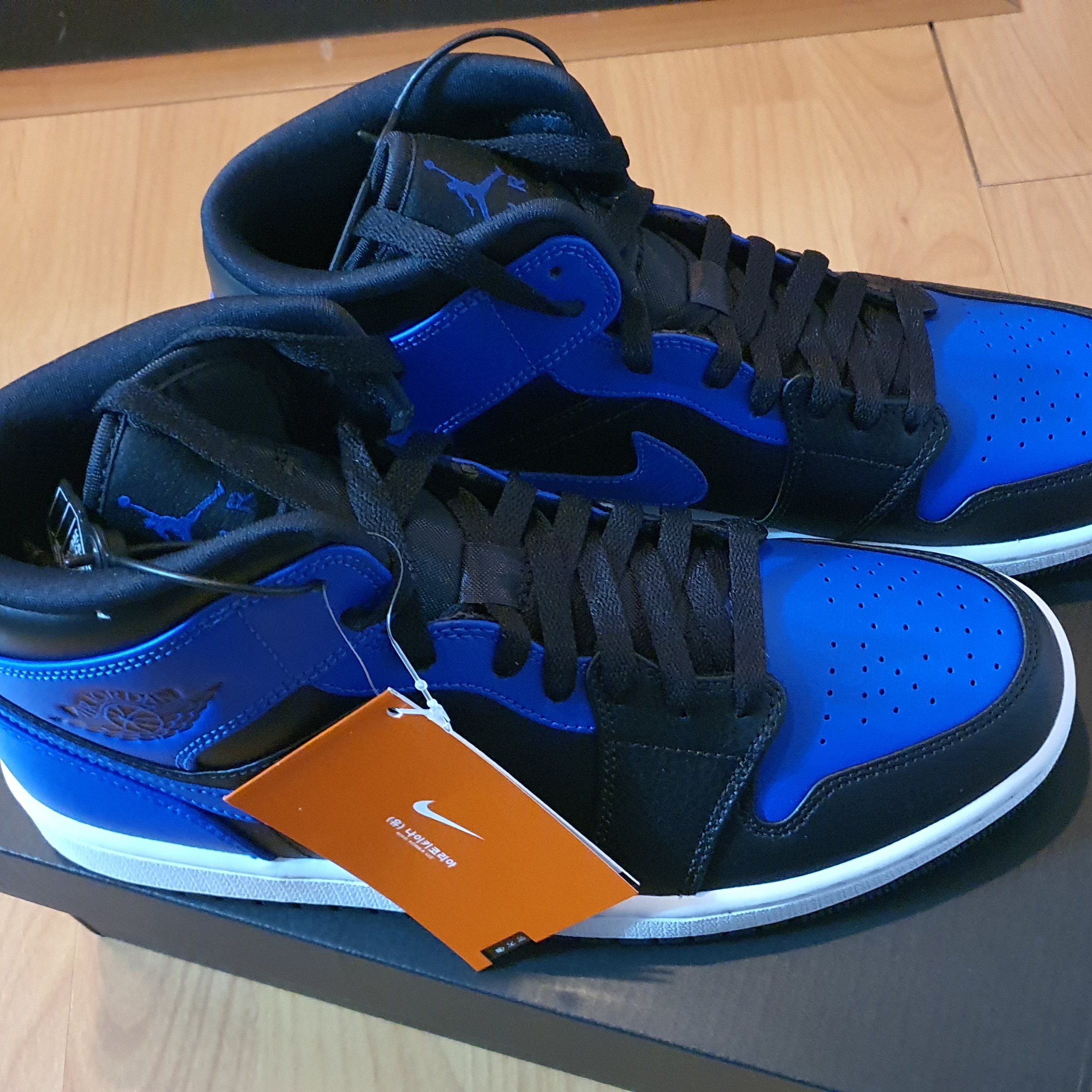 Jordan 1 Mid Black Hyper Royal 착용 스타일 - 1