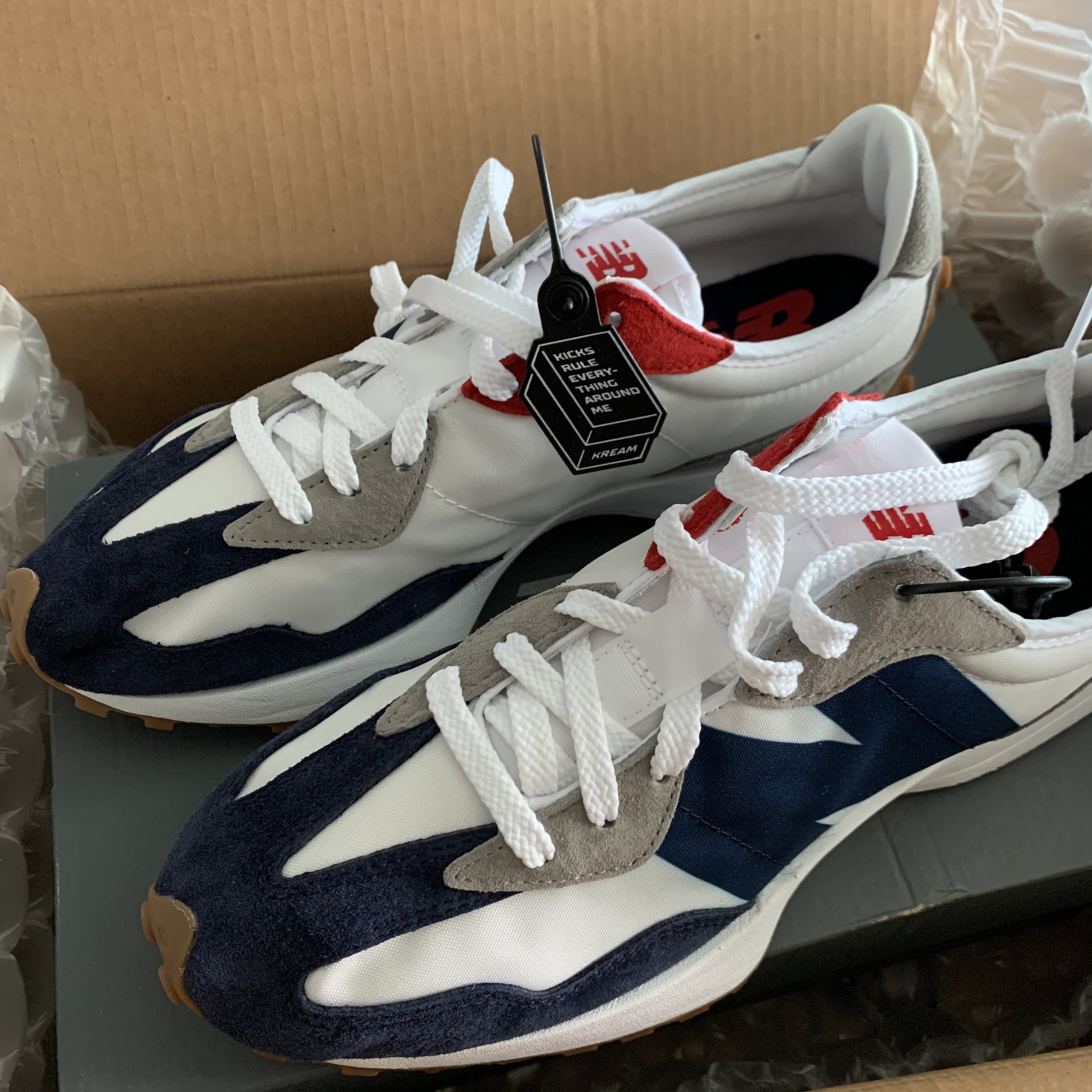 New Balance 327 Navy White Gum 착용 스타일