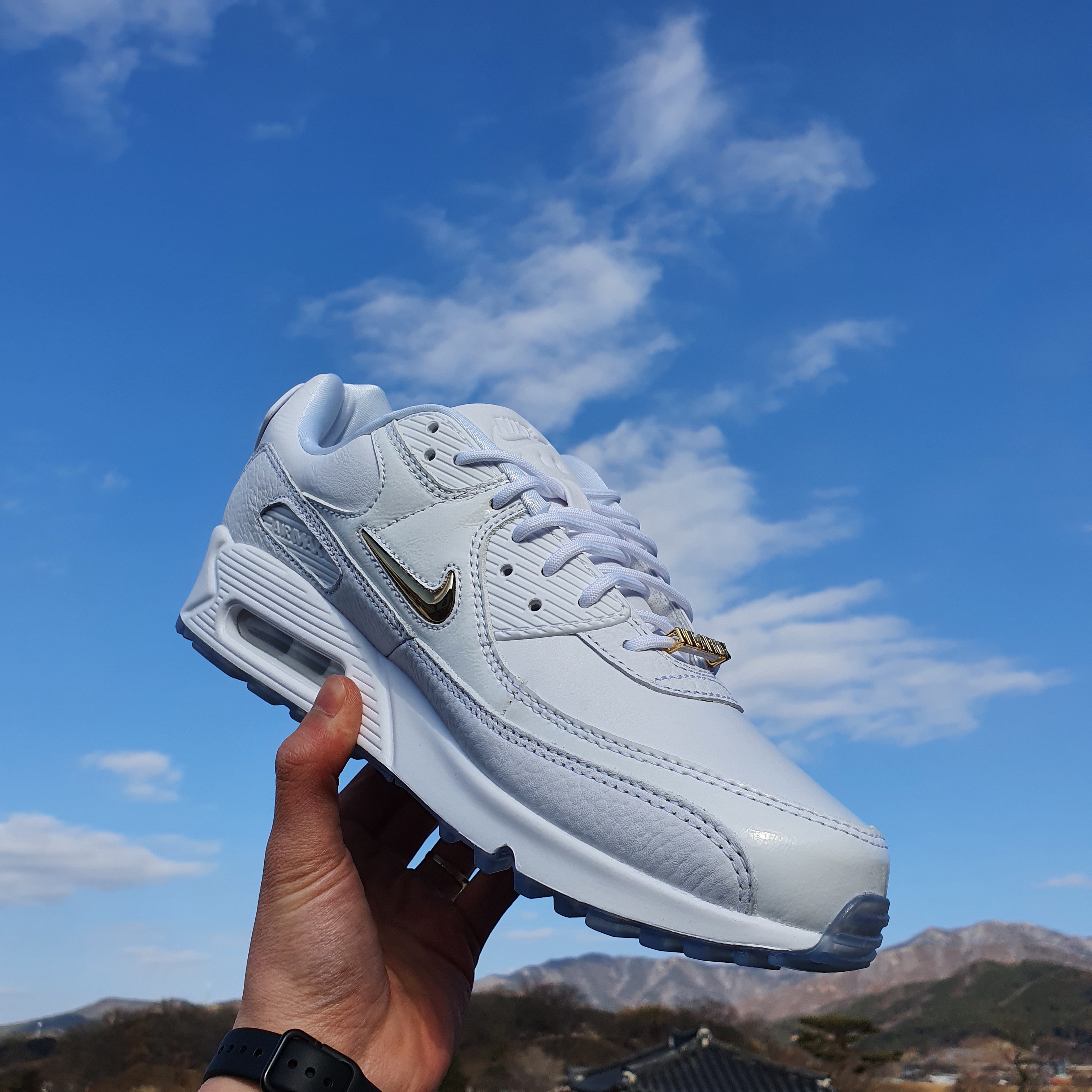 Nike Air Max 90 Pirate Radio White Gold 착용 스타일 - 1