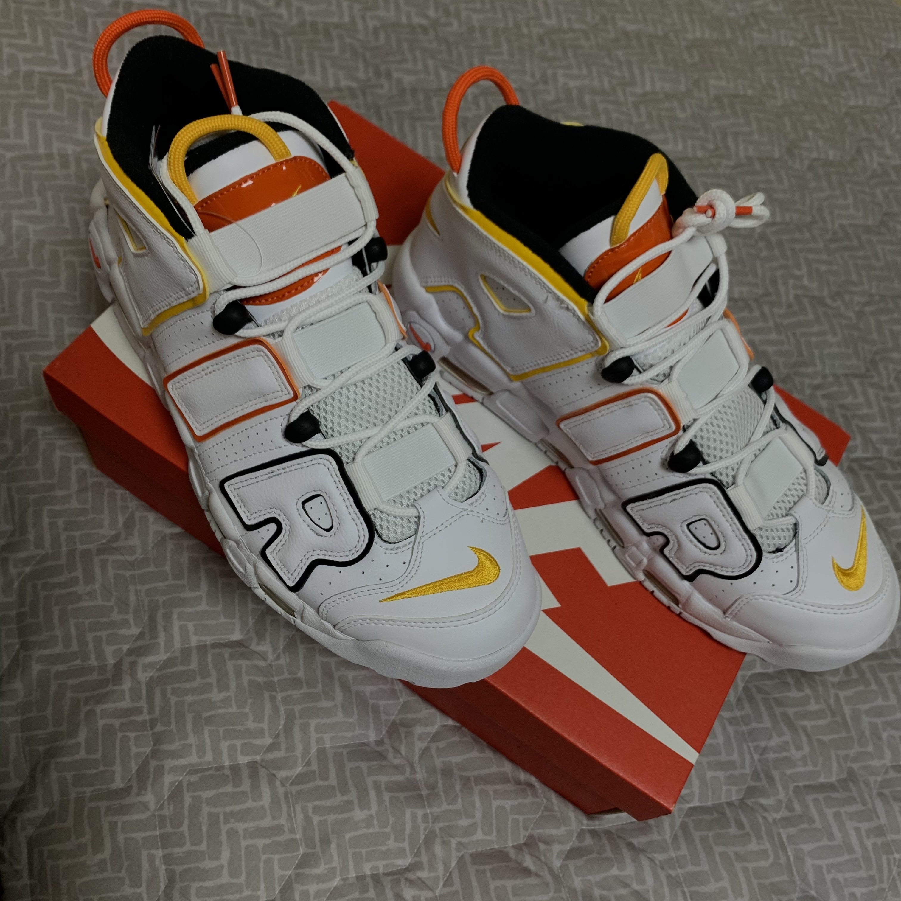 Nike Air More Uptempo Rayguns 착용 스타일 - 2