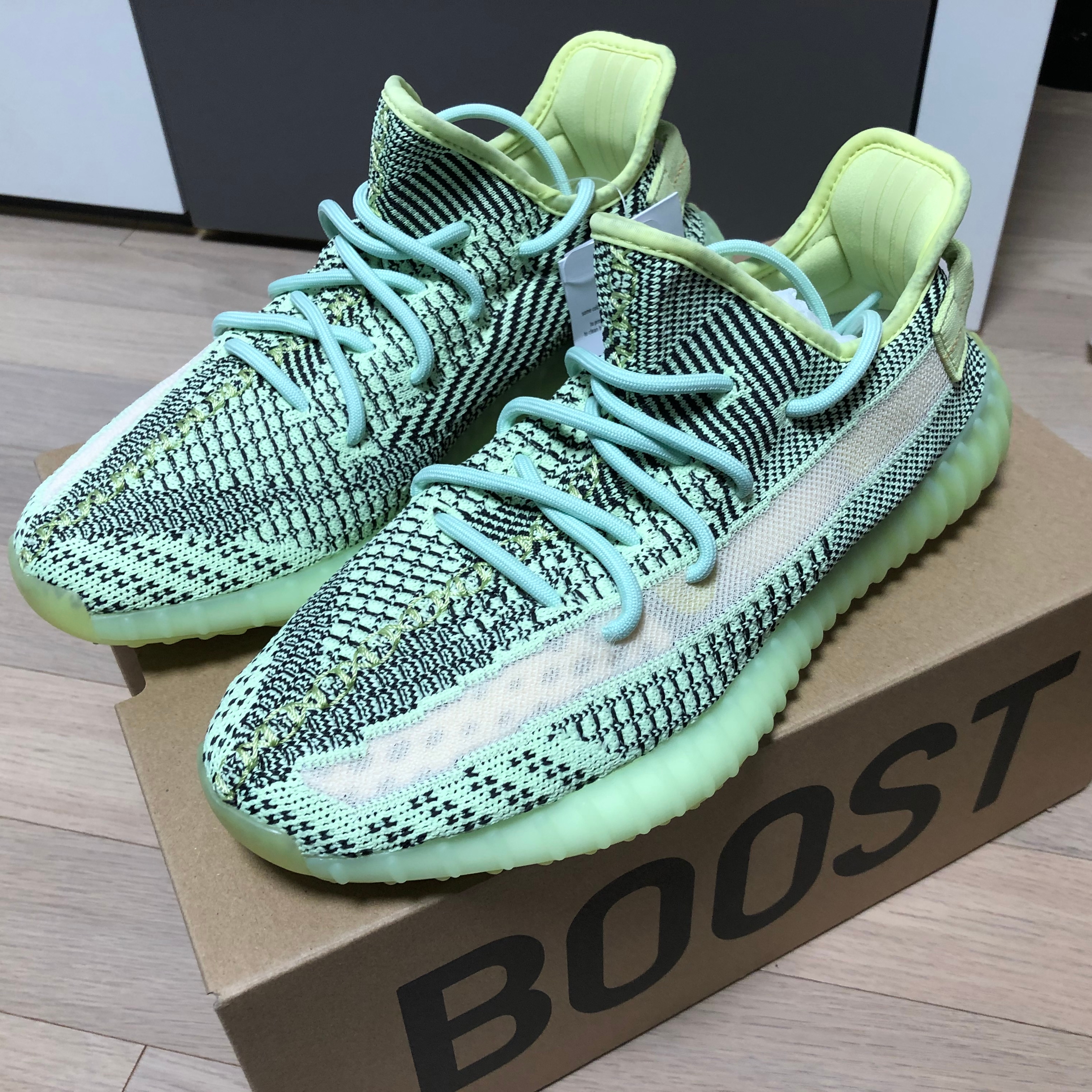 Adidas Yeezy Boost 350 V2 Yeezreel - Non-Reflective 착용 스타일