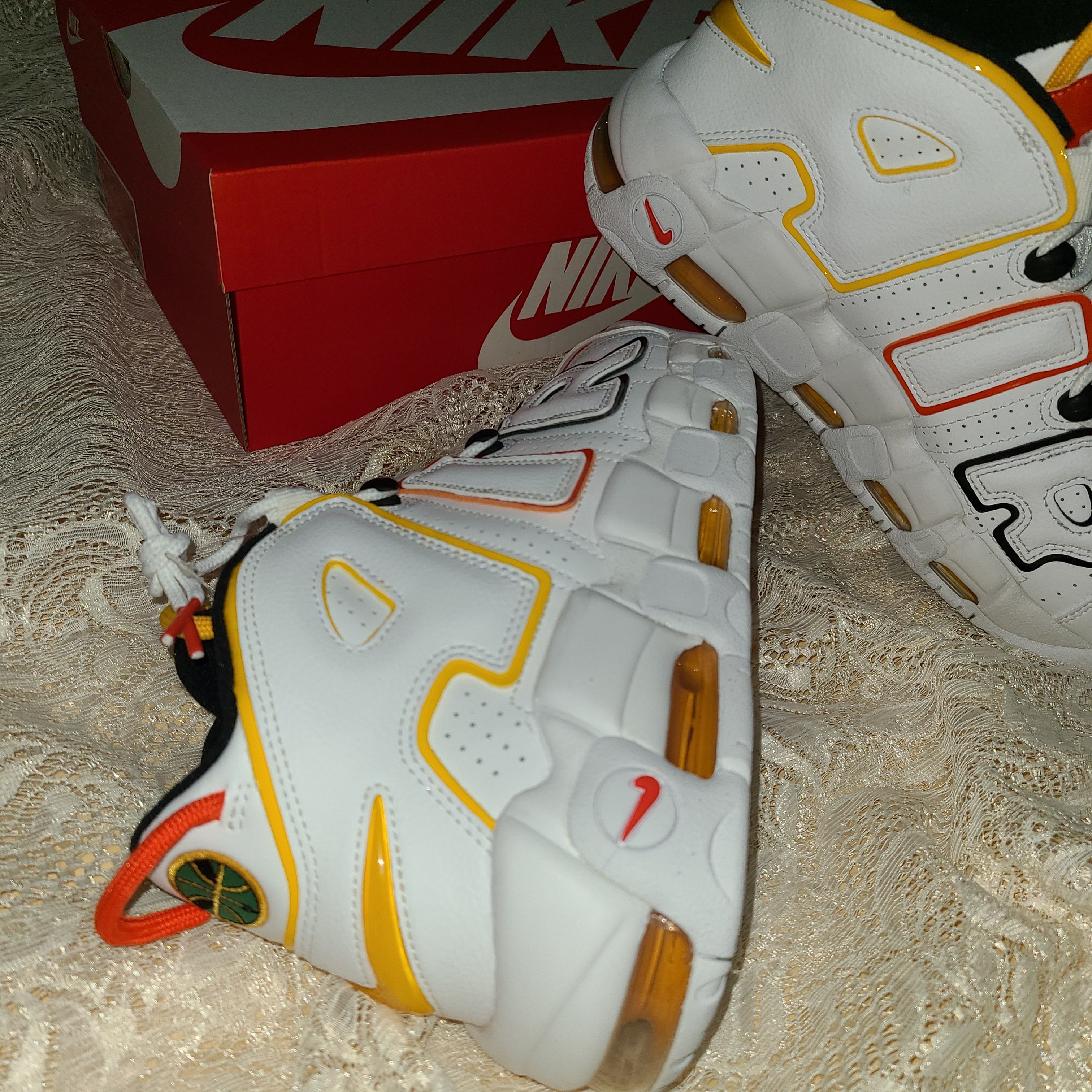 Nike Air More Uptempo Rayguns 착용 스타일 - 1