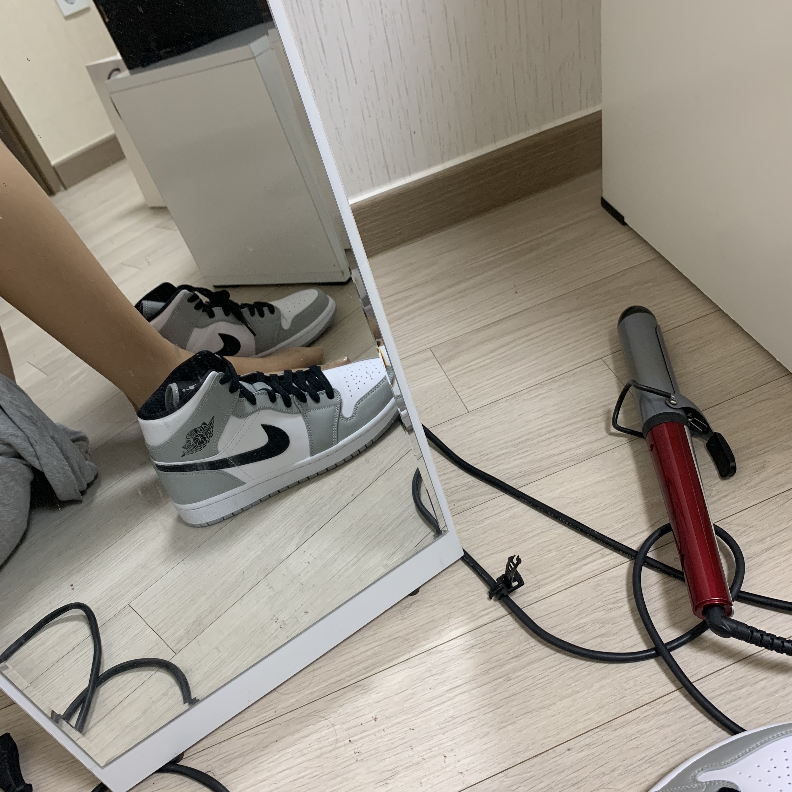 Jordan 1 Mid Light Smoke Grey 착용 스타일 - 1