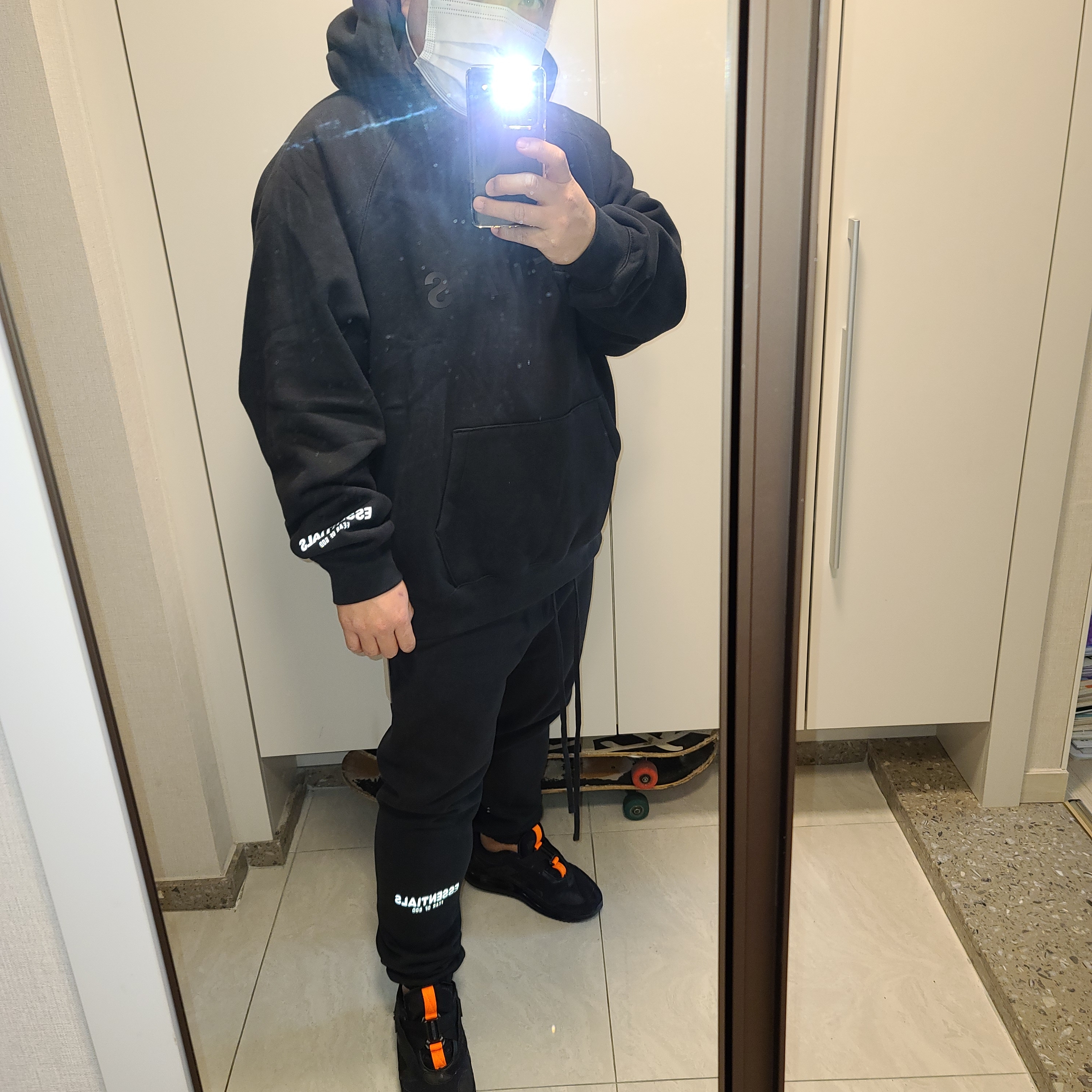 Essentials Sweatpants Dark Slate/Black 2020, Essentials 3D Silicon Applique Pullover Hoodie Dark Slate/Black 2020 착용 스타일