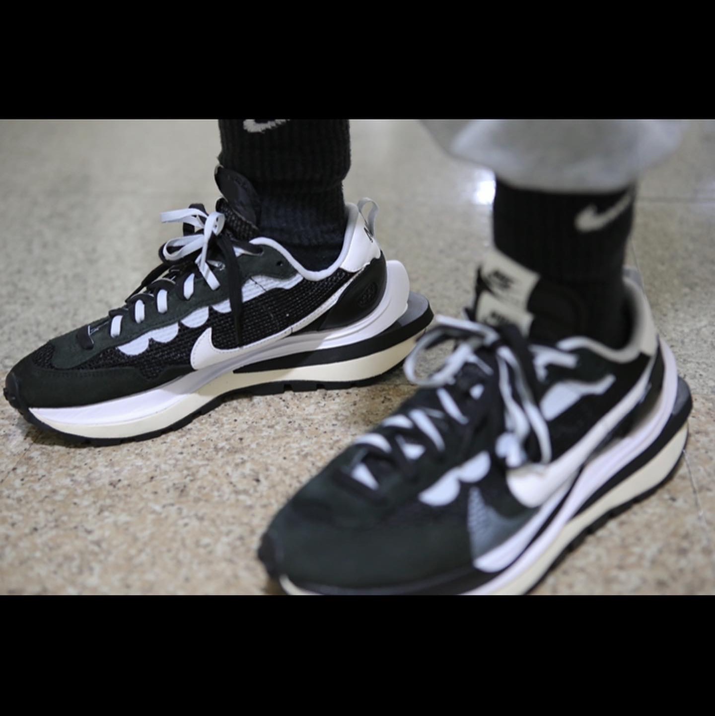 Nike x Sacai VaporWaffle Black White 착용 스타일 - 2