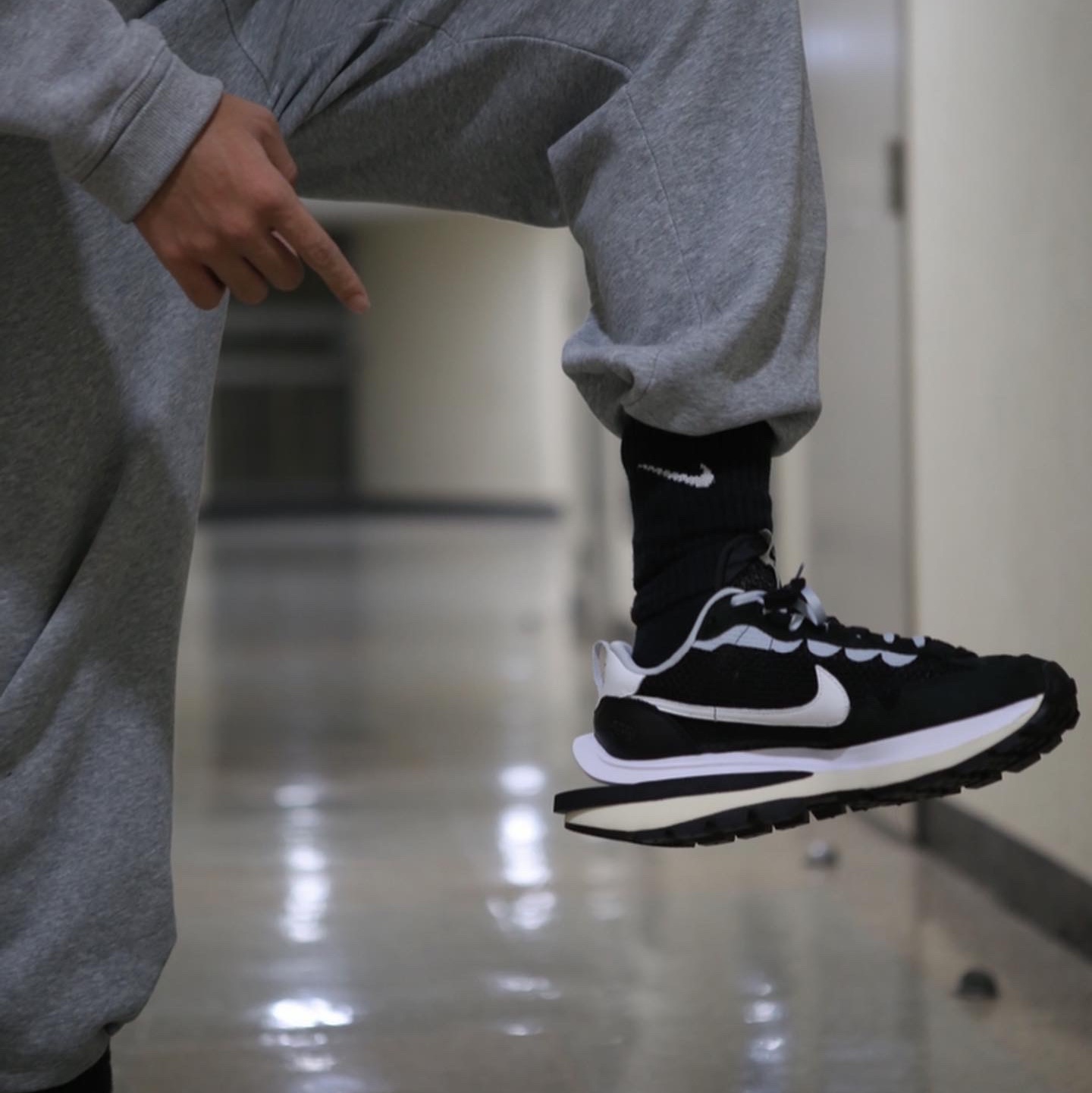 Nike x Sacai VaporWaffle Black White 착용 스타일 - 1
