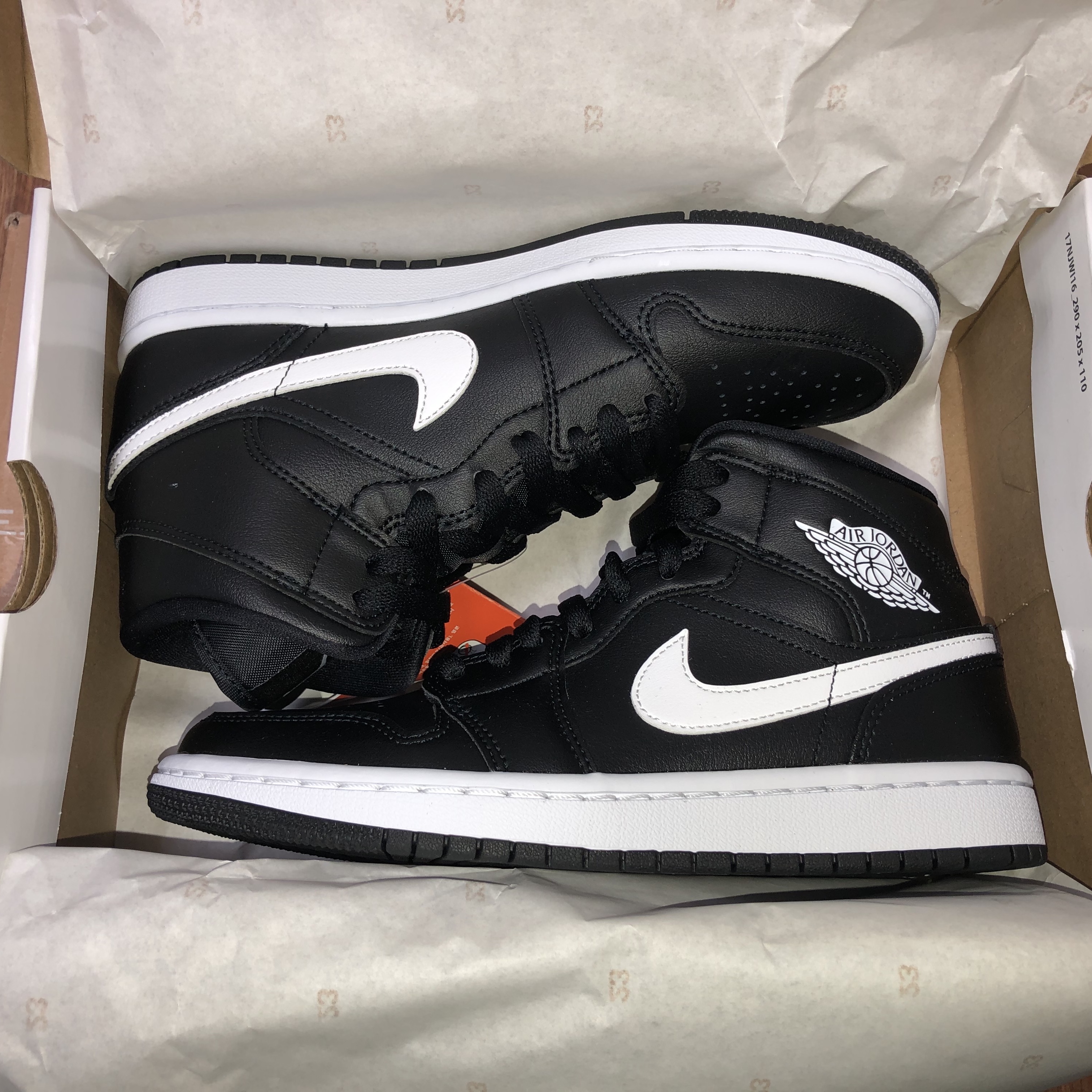 (W) Jordan 1 Mid Black White 착용 스타일