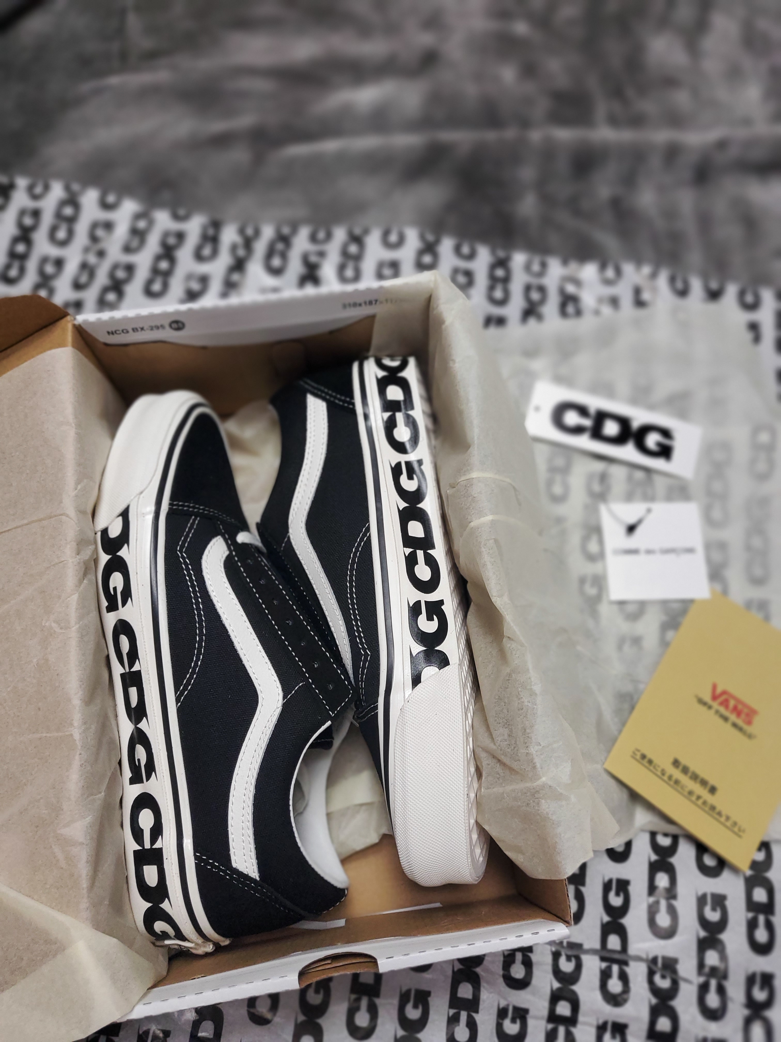 Vans Vault x CDG OG Old Skool LX Side Wall 착용 스타일 - 1
