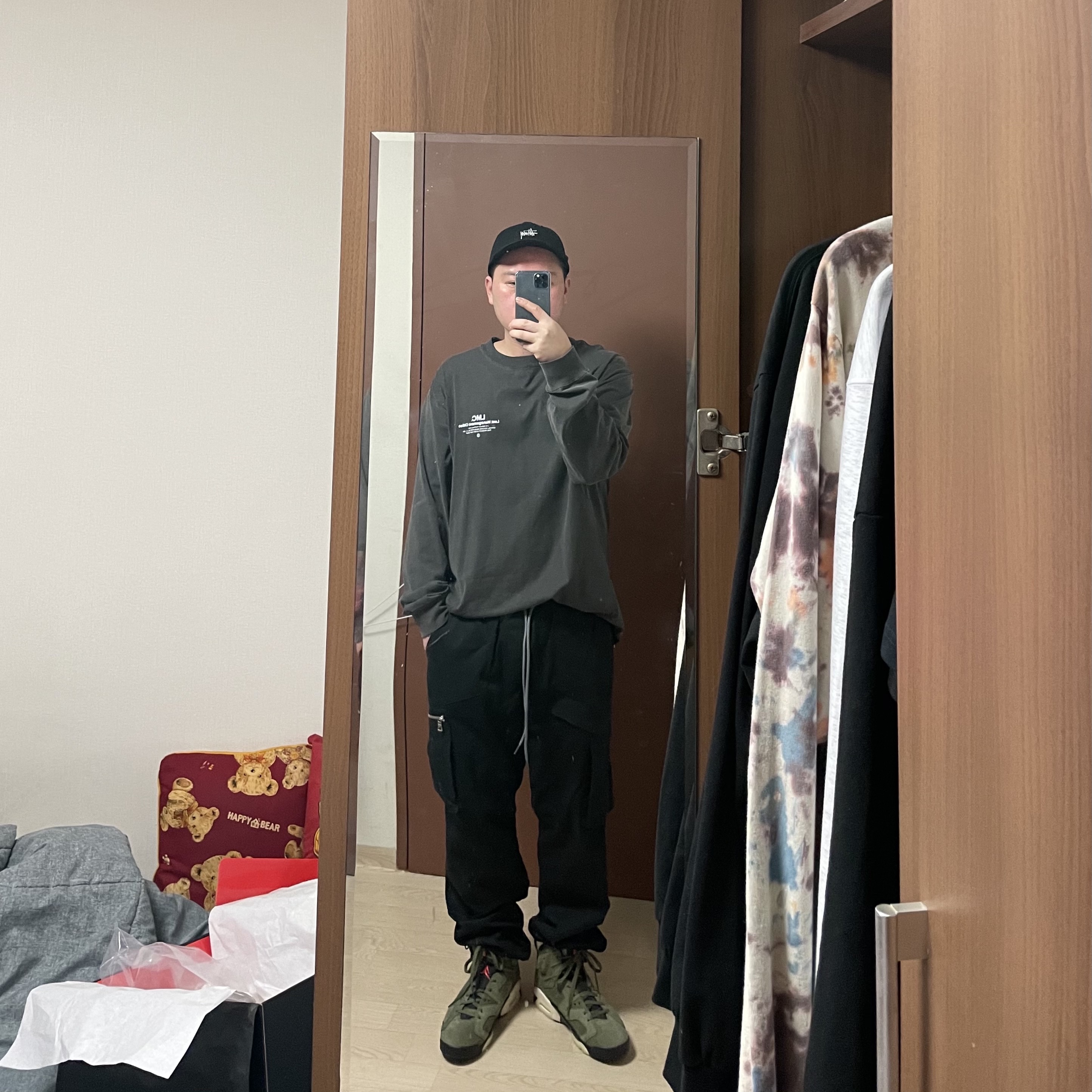 Jordan 6 x Travis Scott Retro Olive 착용 스타일