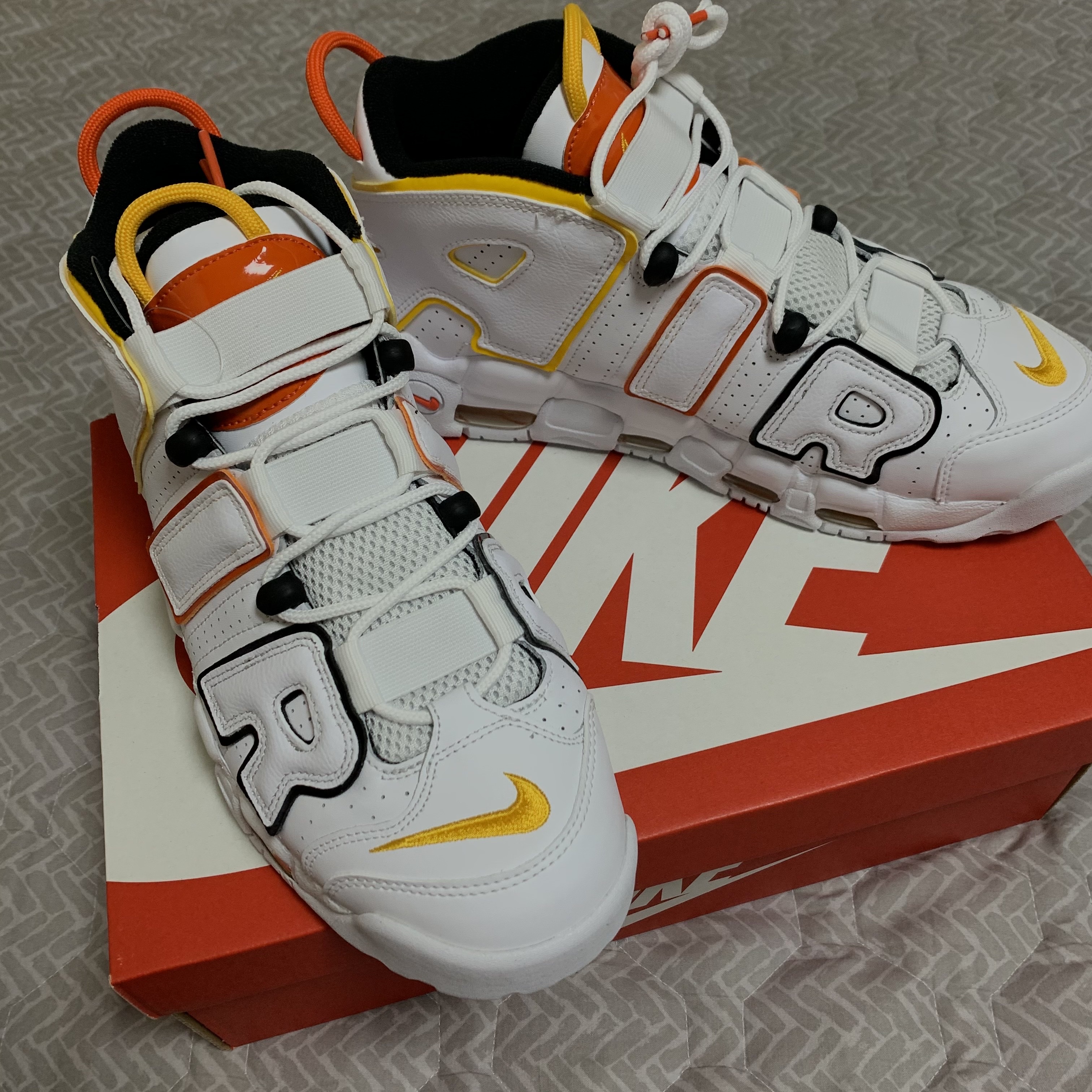 Nike Air More Uptempo Rayguns 착용 스타일 - 1