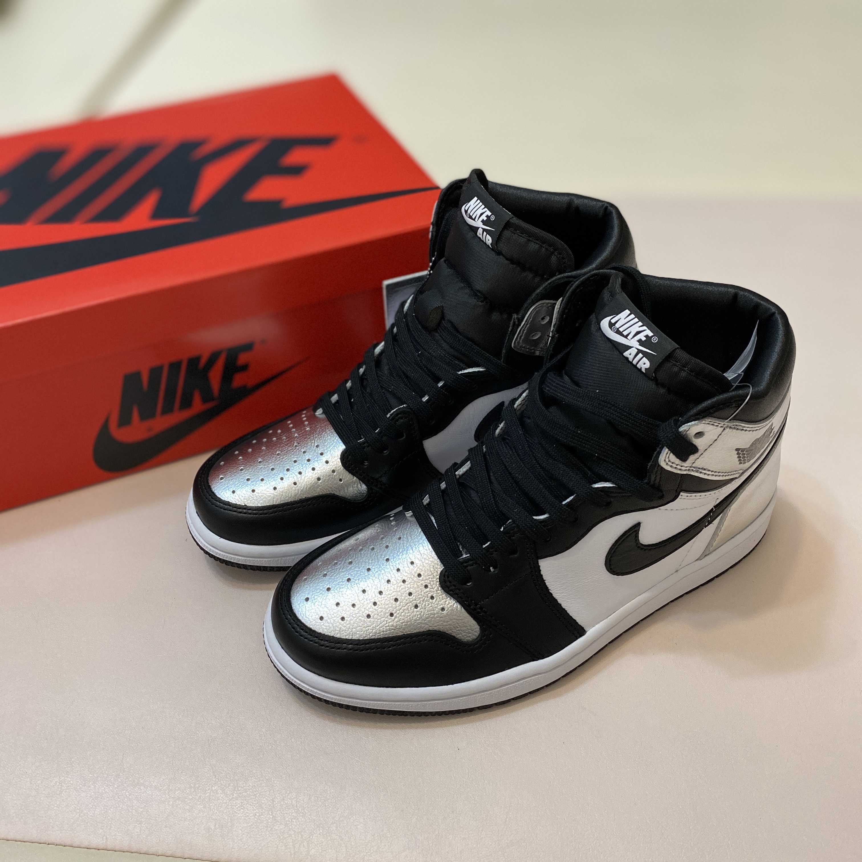 (W) Jordan 1 Retro High OG Silver Toe 착용 스타일 - 2
