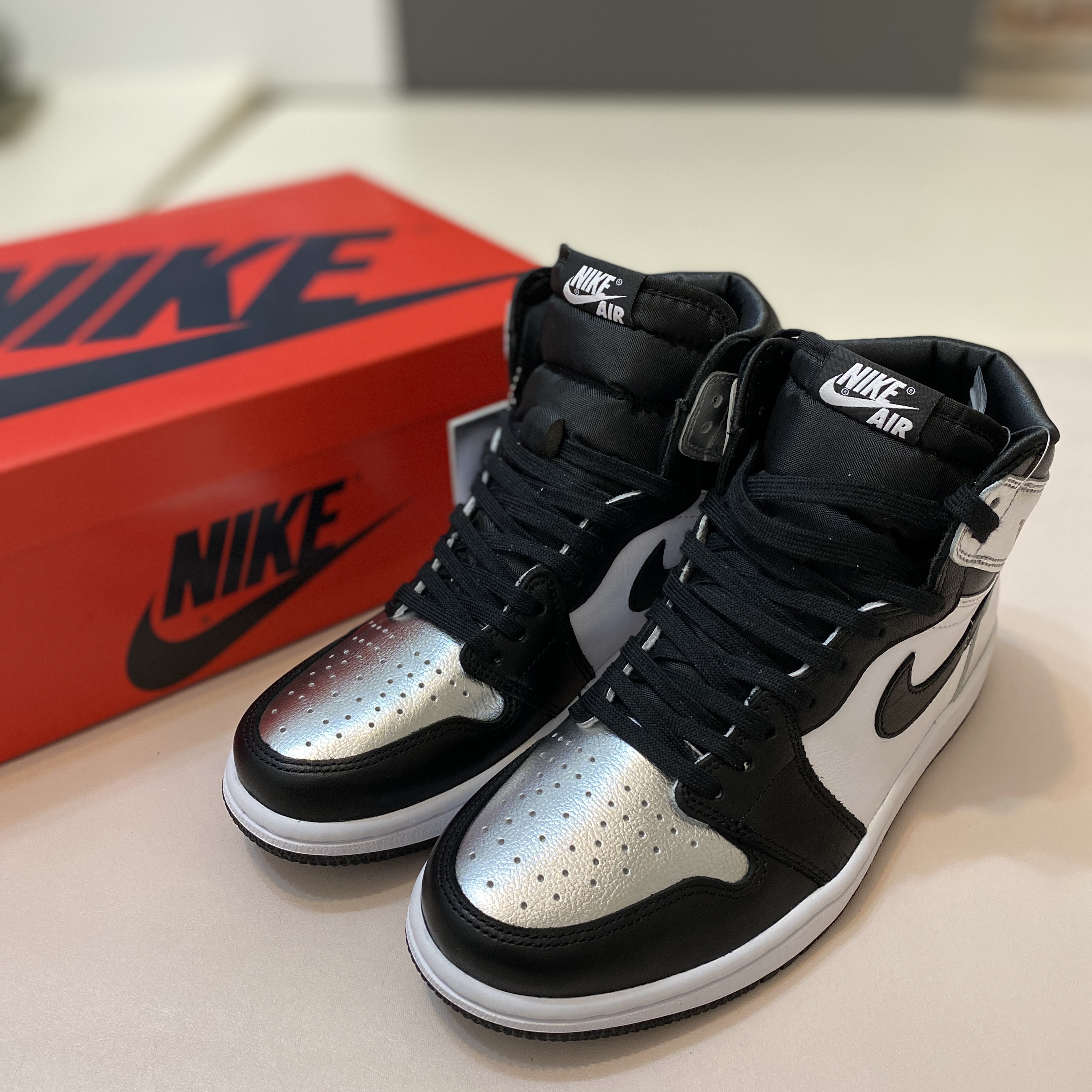 (W) Jordan 1 Retro High OG Silver Toe 착용 스타일 - 3