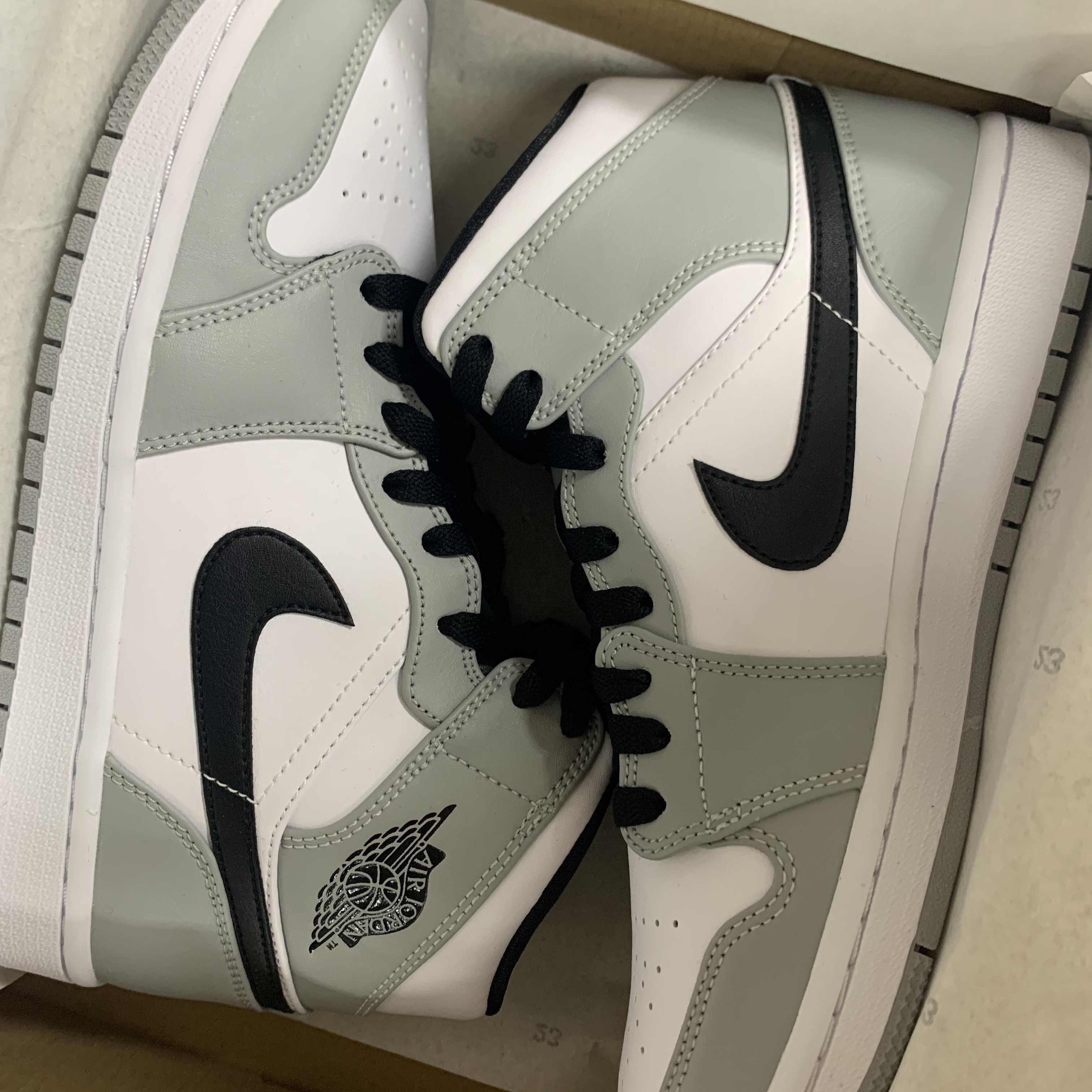Jordan 1 Mid Light Smoke Grey 착용 스타일 - 3