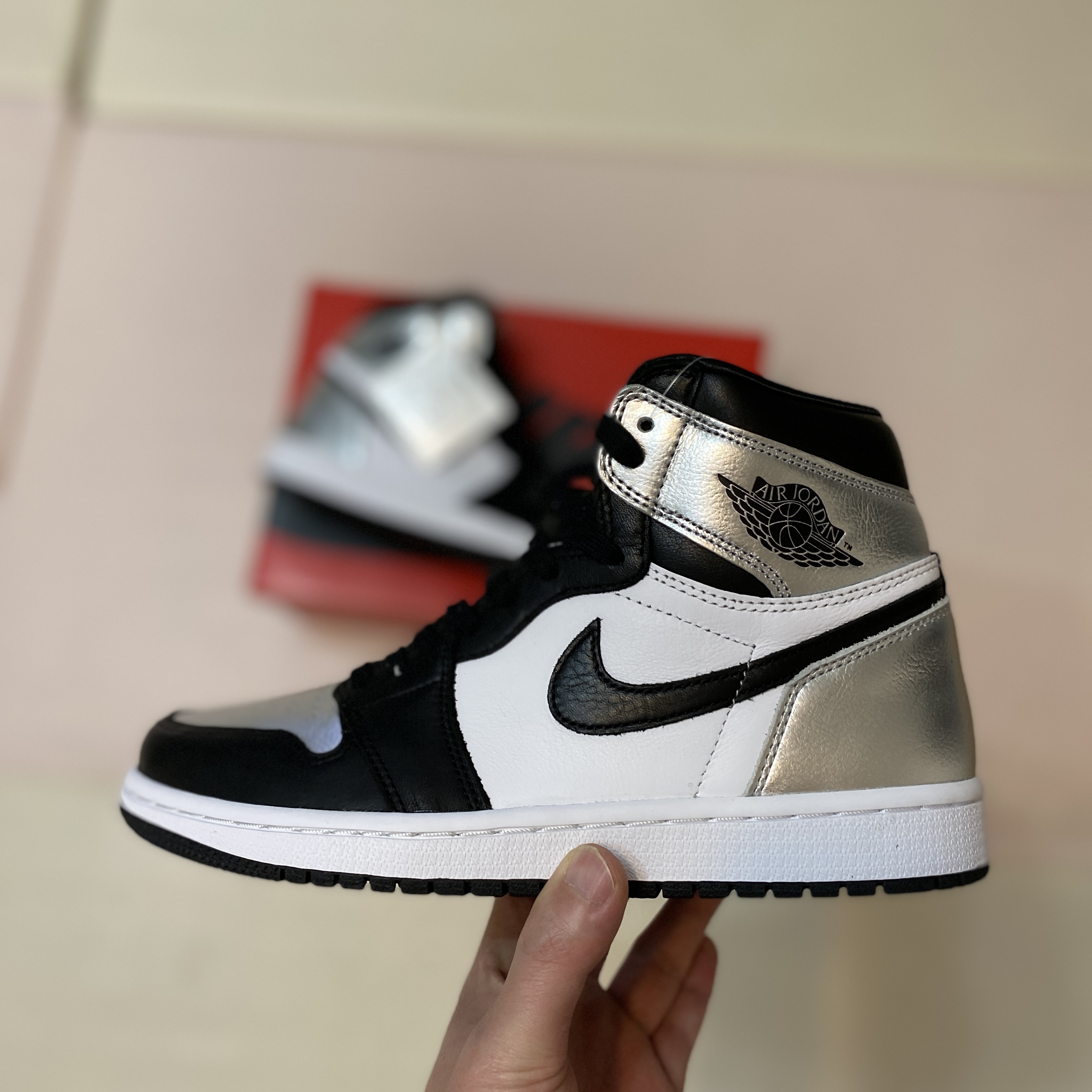(W) Jordan 1 Retro High OG Silver Toe 착용 스타일 - 1