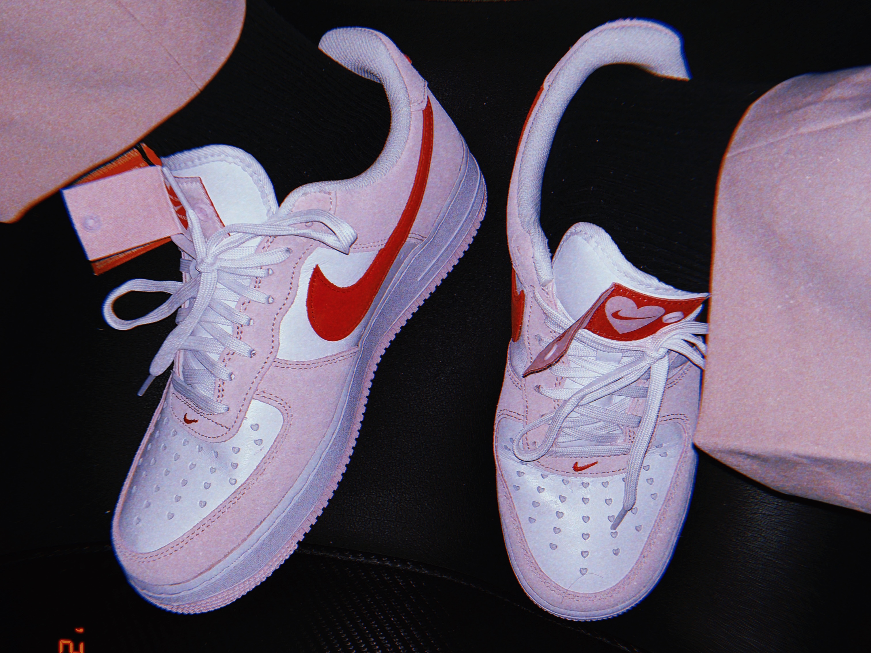 Nike Air Force 1 '07 QS Valentine's Day 착용 스타일 - 1