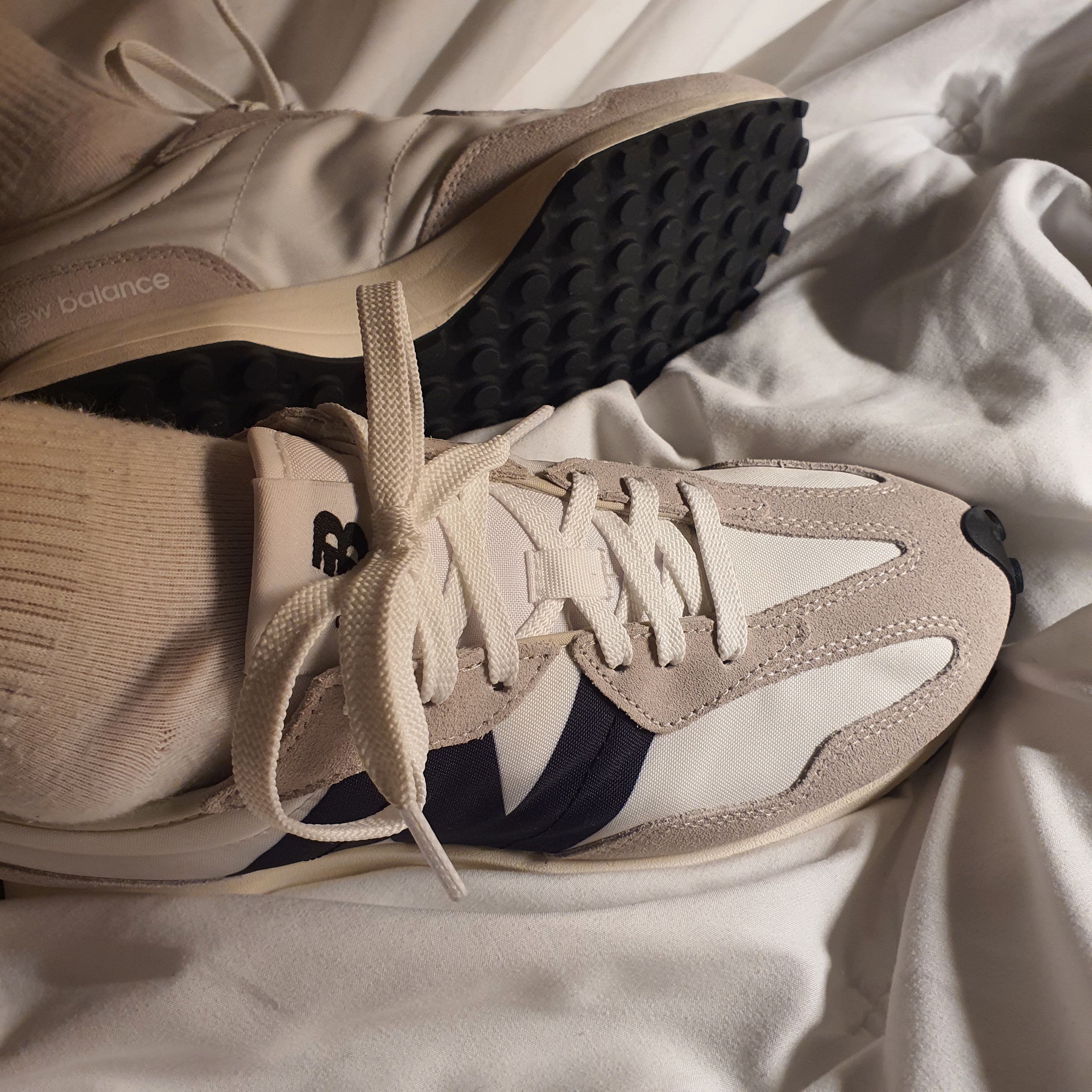 New Balance 327 White Black 착용 스타일