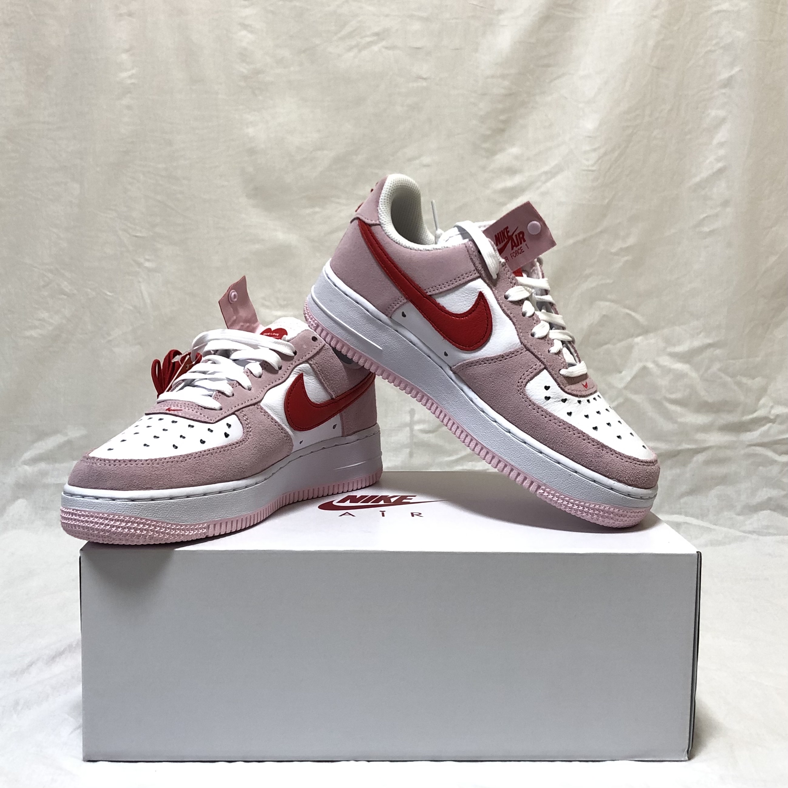 Nike Air Force 1 '07 QS Valentine's Day 착용 스타일 - 1