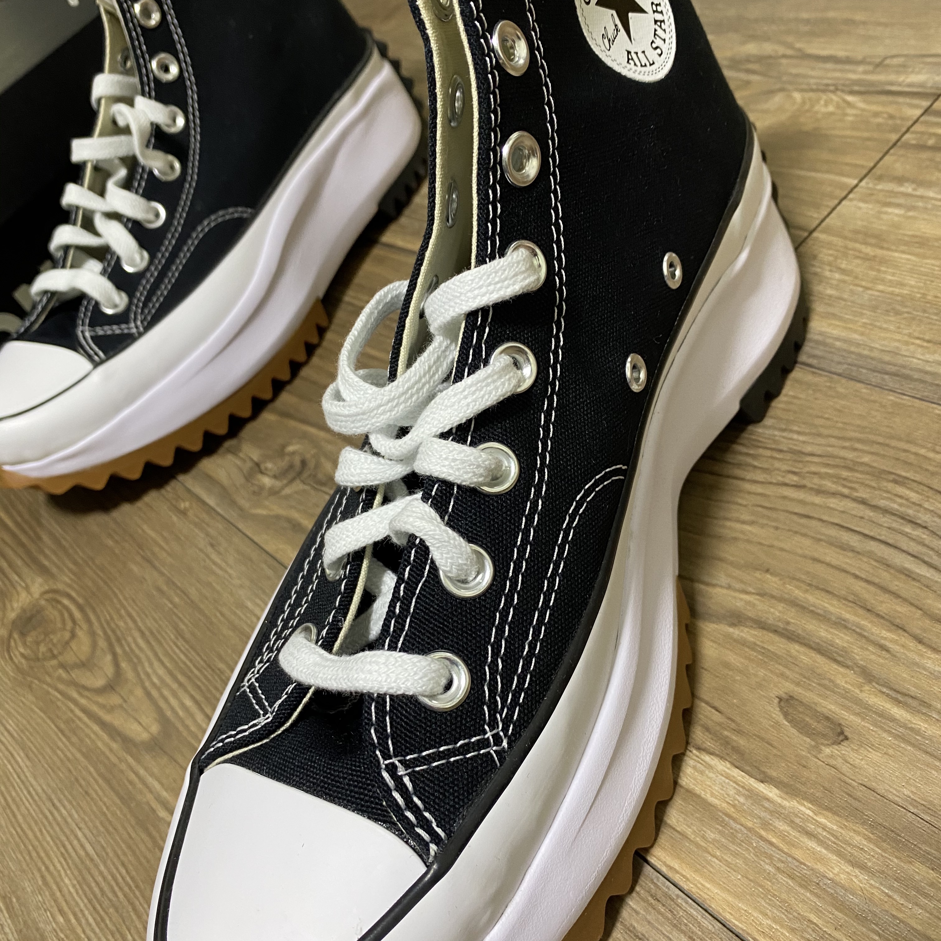 Converse Run Star Hike Hi Black White Gum 착용 스타일 - 3