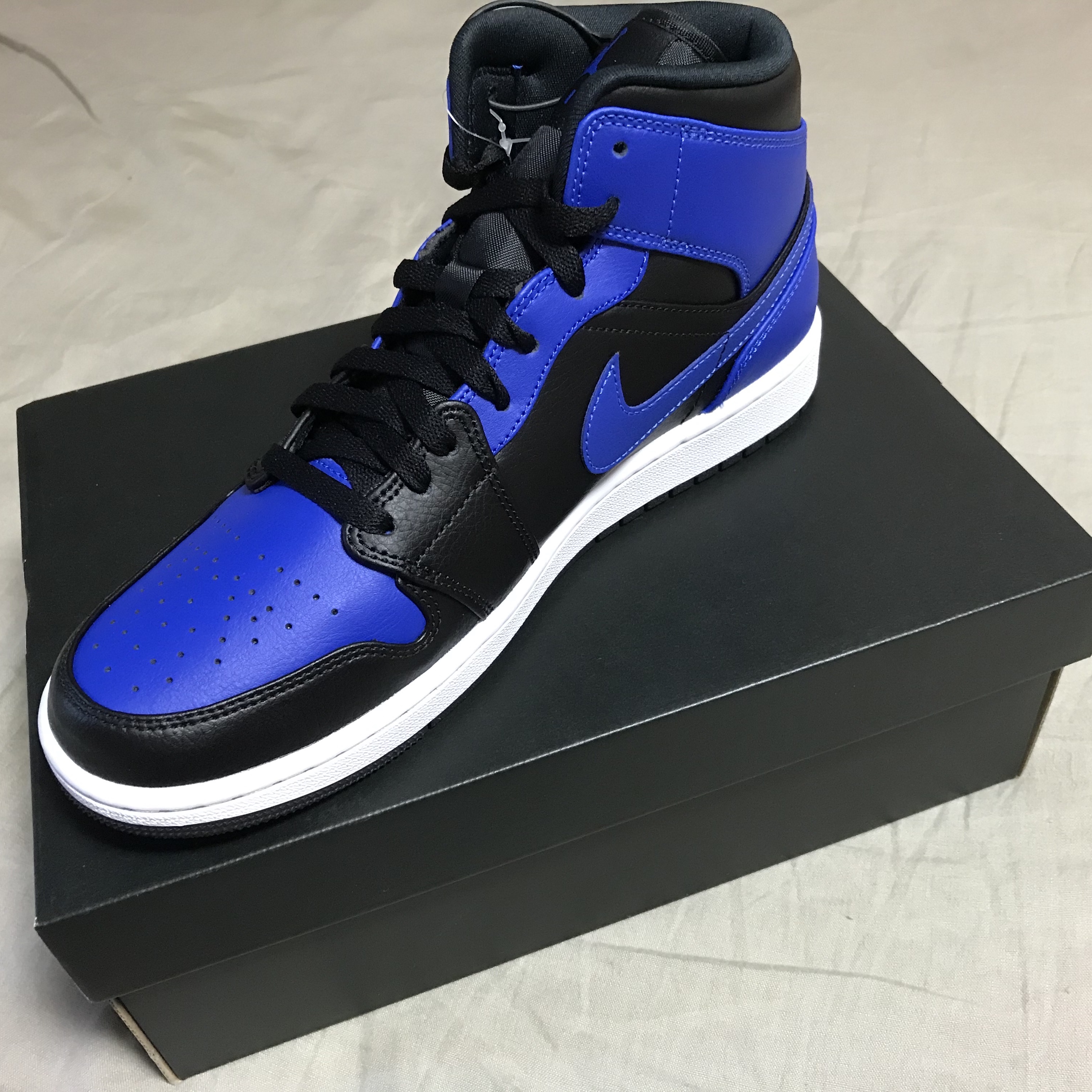 Jordan 1 Mid Black Hyper Royal 착용 스타일 - 1