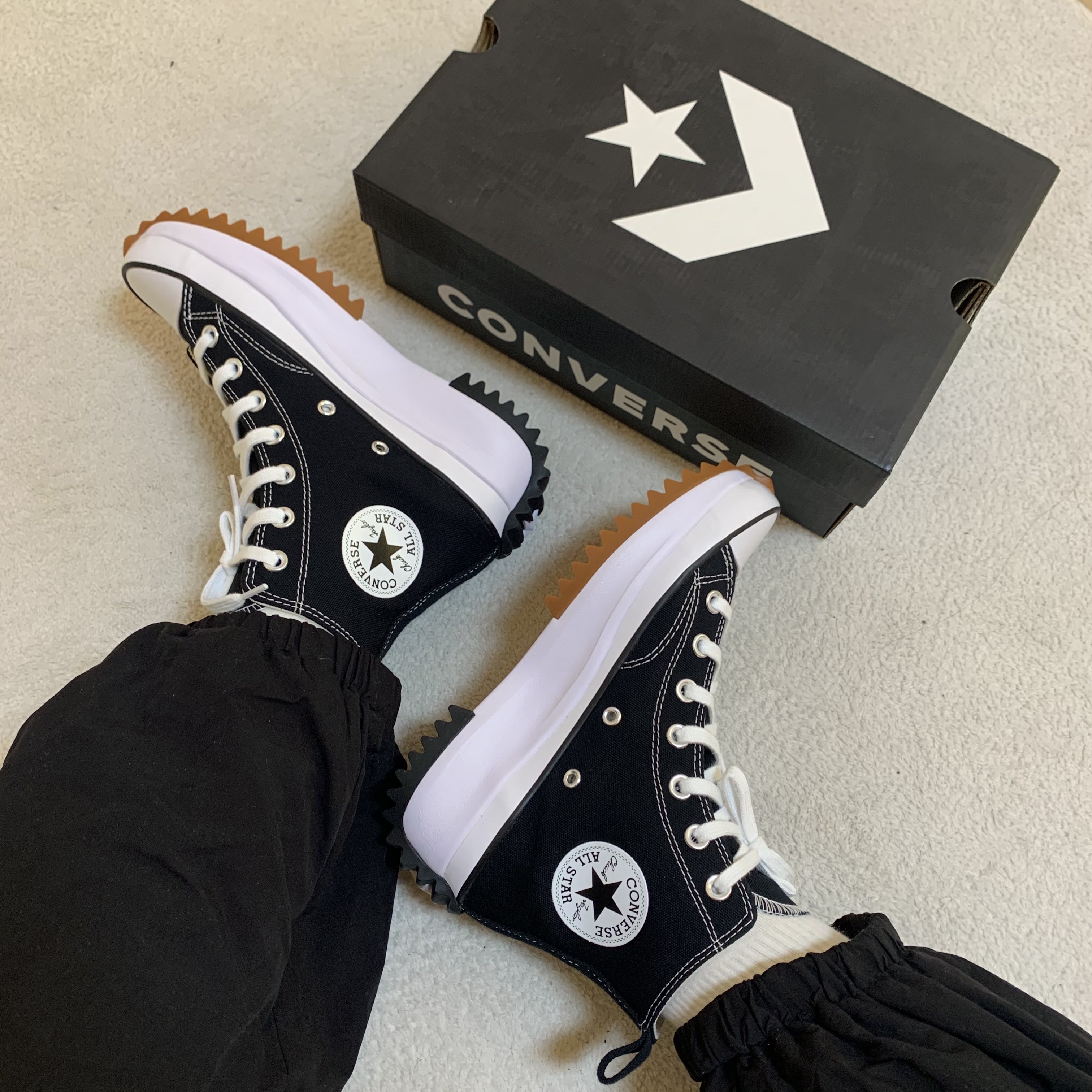 Converse Run Star Hike Hi Black White Gum 착용 스타일 - 3