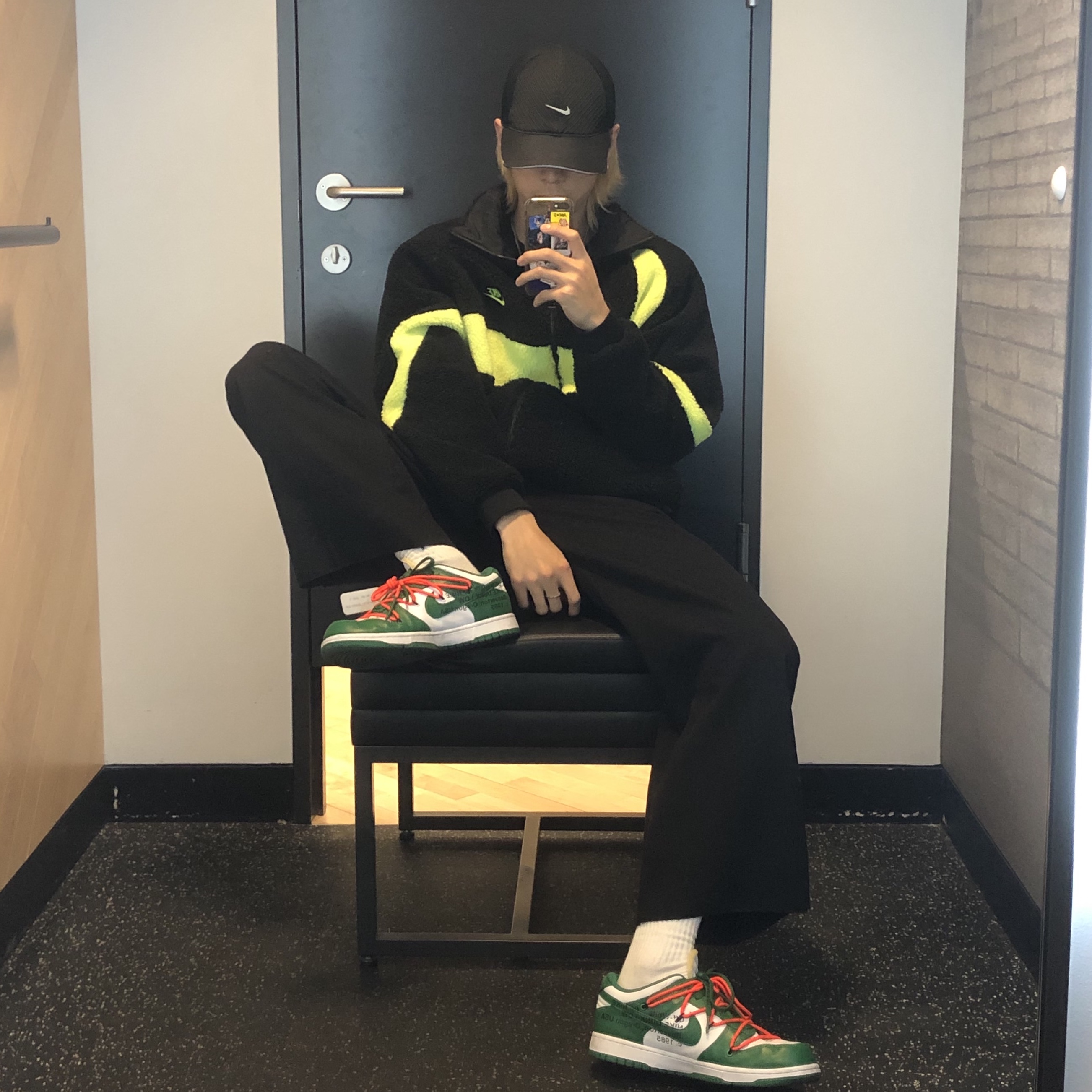 Nike x Off-White Dunk Low Pine Green, Nike Big Swoosh Full Zip Jacket Black Volt 착용 스타일