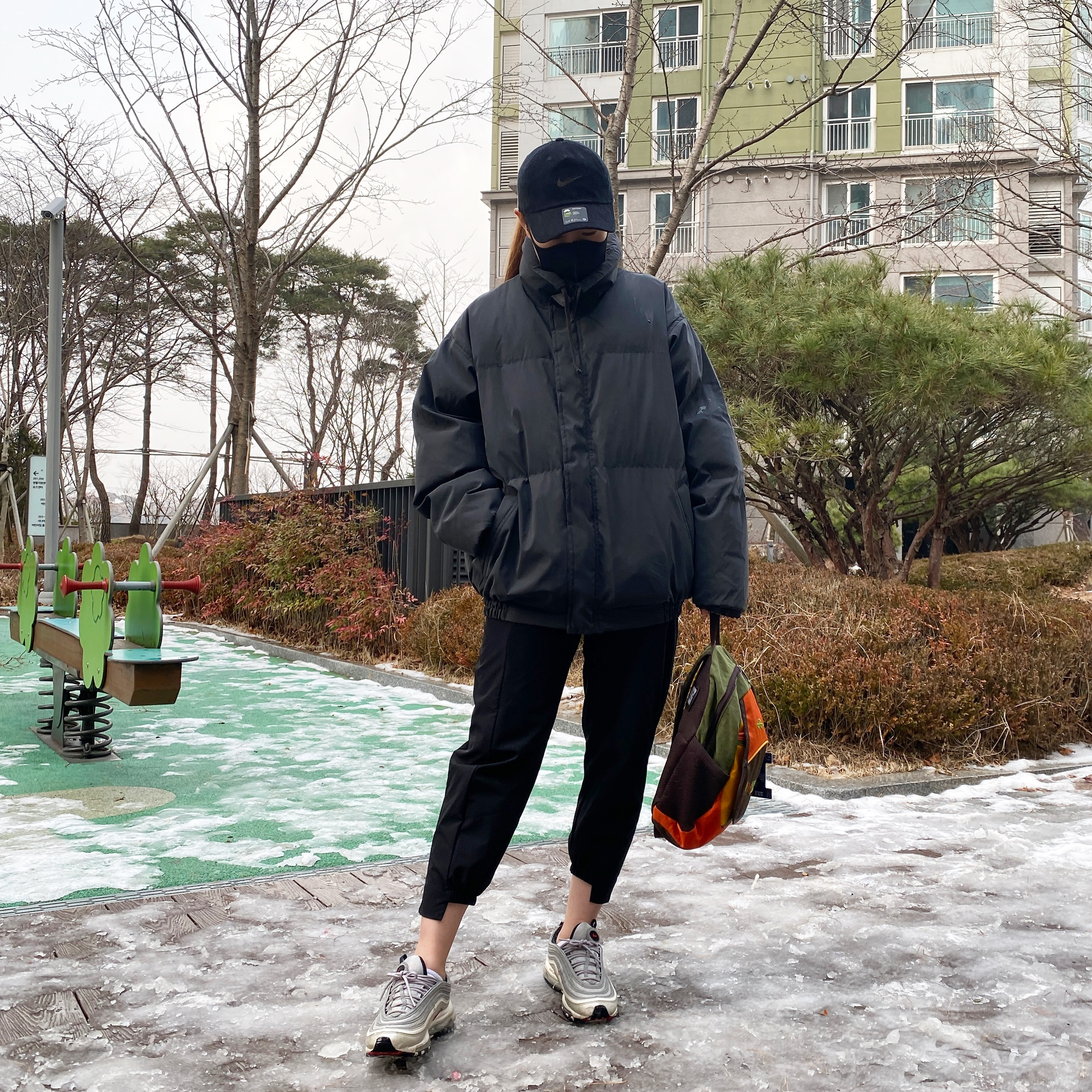 Nike SB Heritage 86 Corduroy WSD Cap Black, Essentials Puffer Jacket Black Reflective - 20FW 착용 스타일