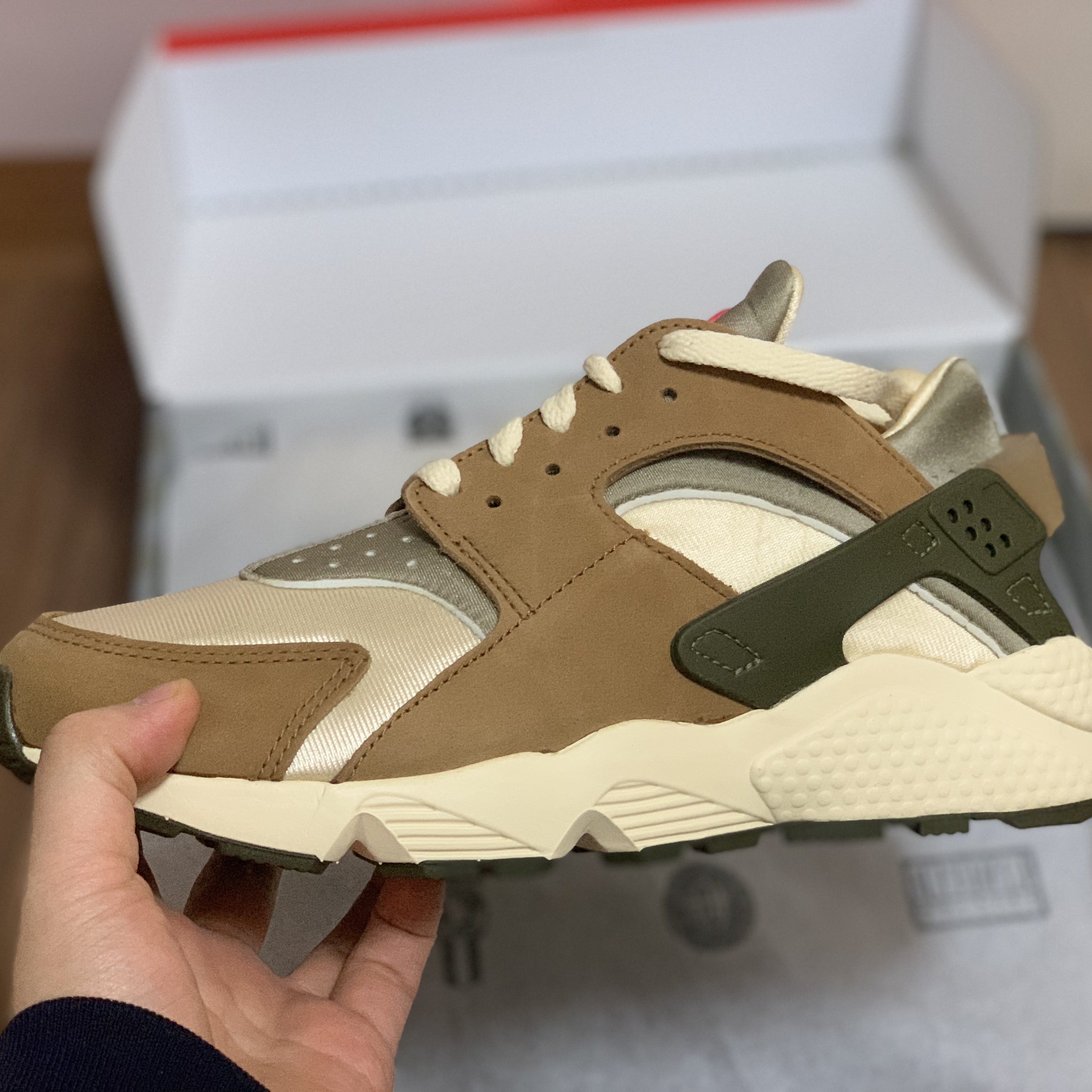 Nike x Stussy Air Huarache LE Desert Oak 착용 스타일 - 1