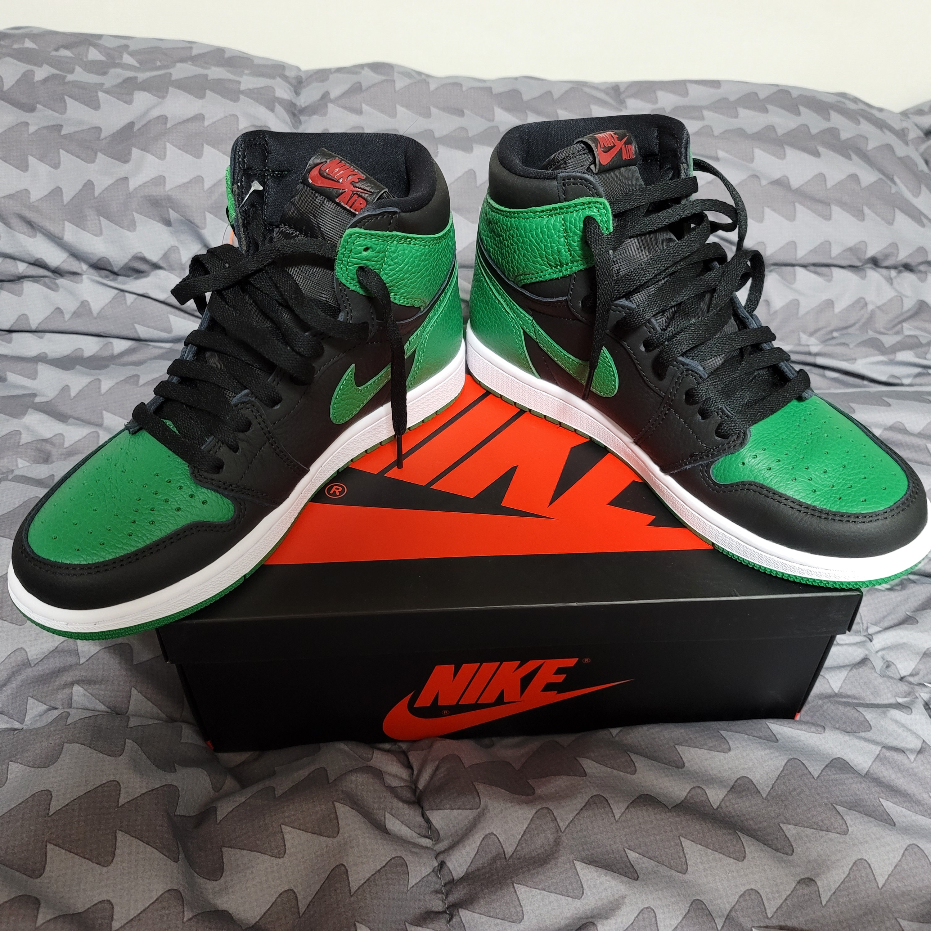 Jordan 1 Retro High OG Pine Green Black 착용 스타일 - 2