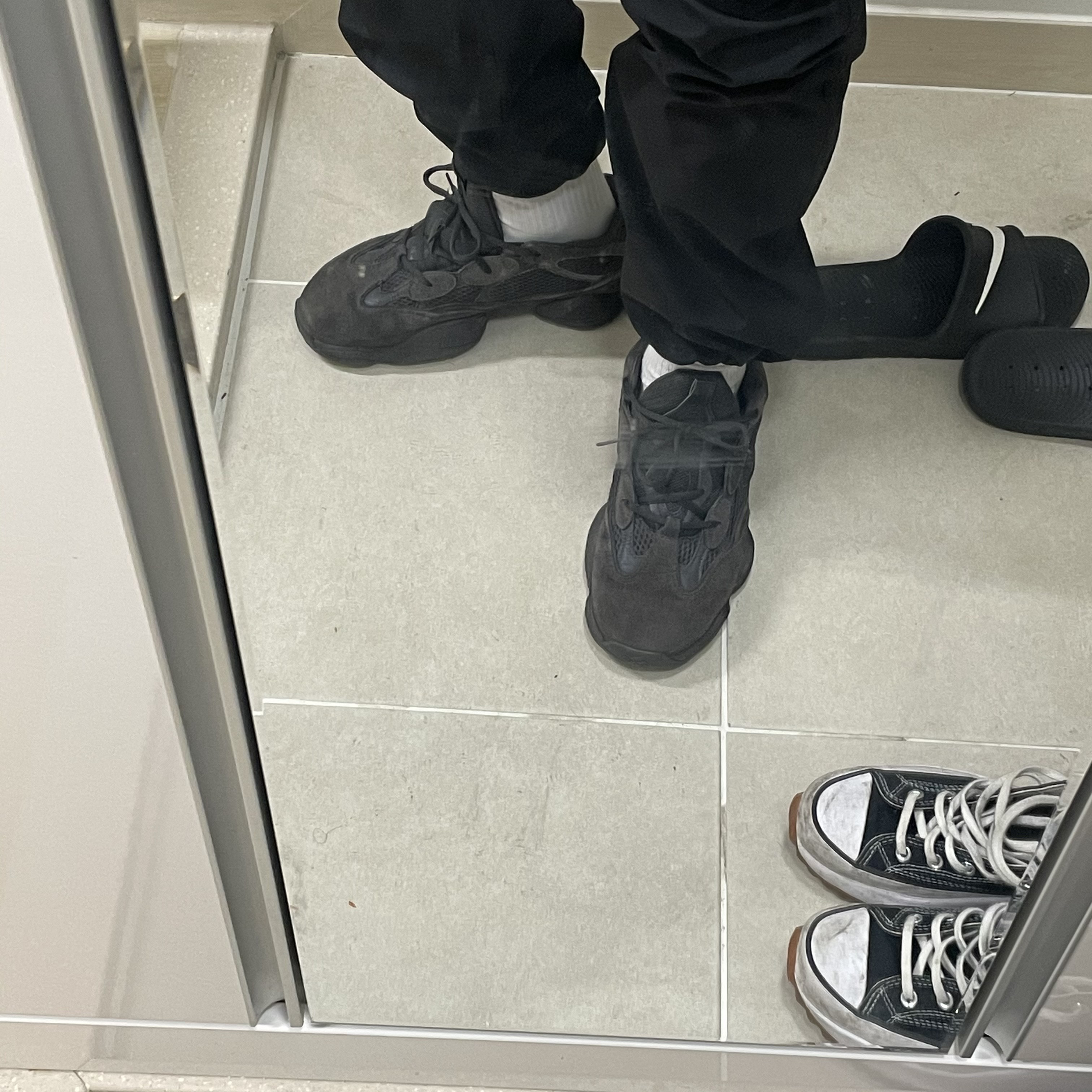 Adidas Yeezy 500 Utility Black 2018/2020 착용 스타일