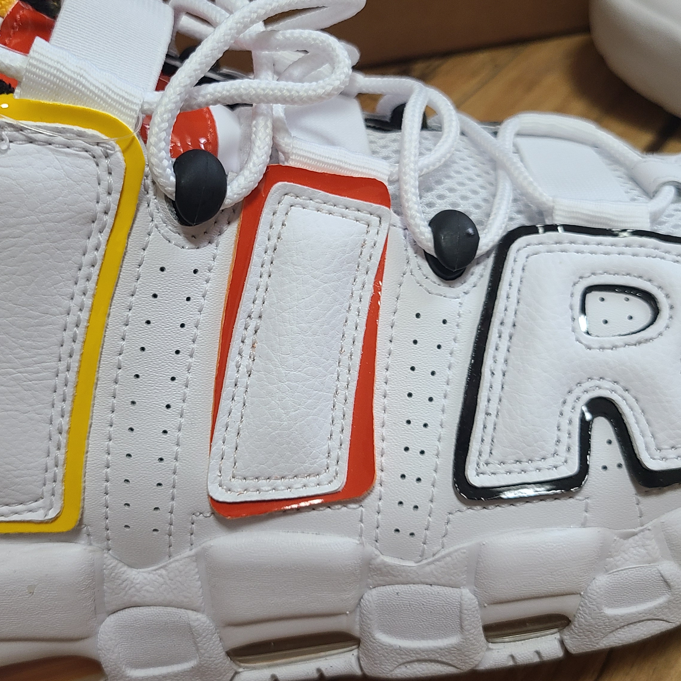 Nike Air More Uptempo Rayguns 착용 스타일 - 1