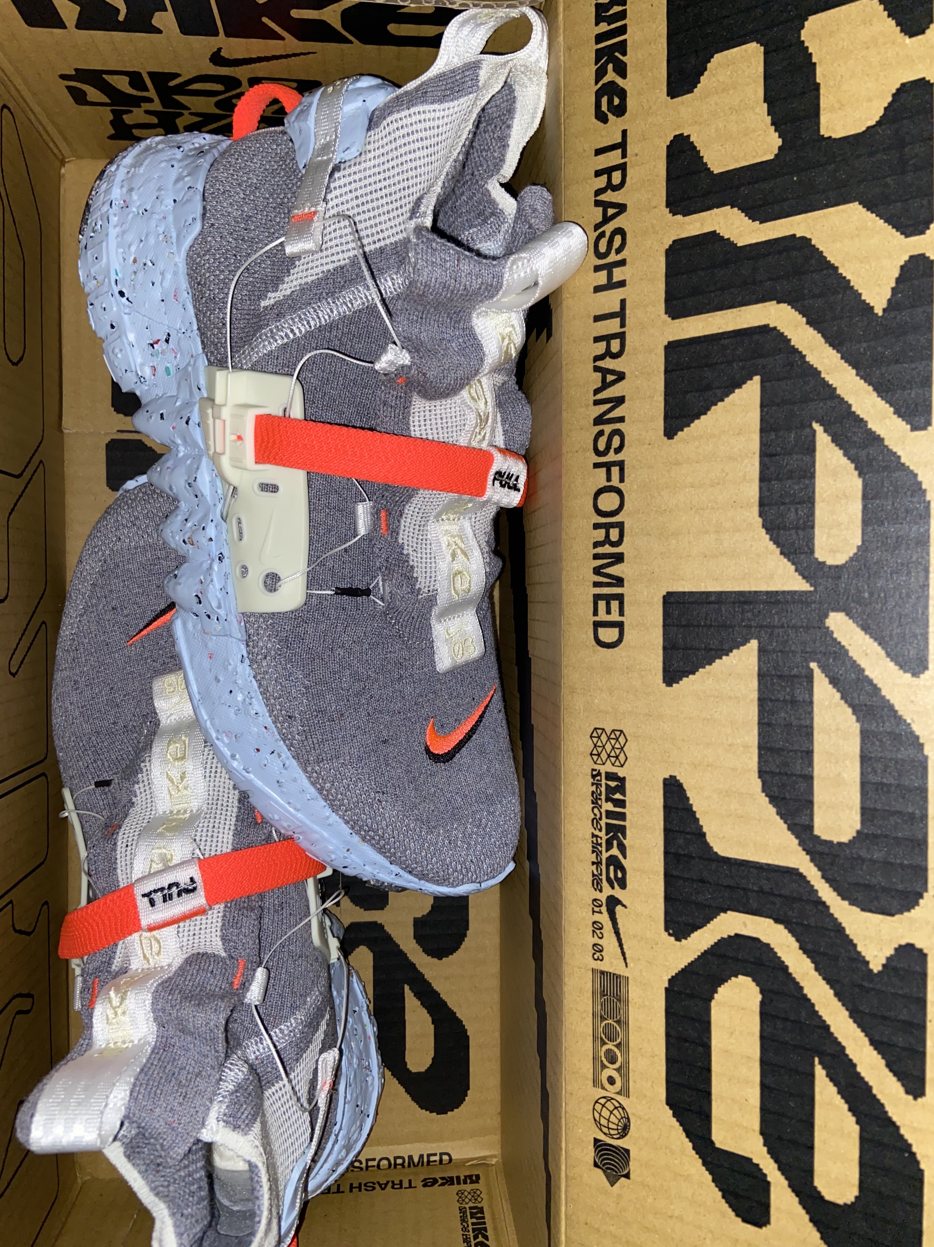 Nike Space Hippie 03 Vast Grey Hyper Crimson 착용 스타일
