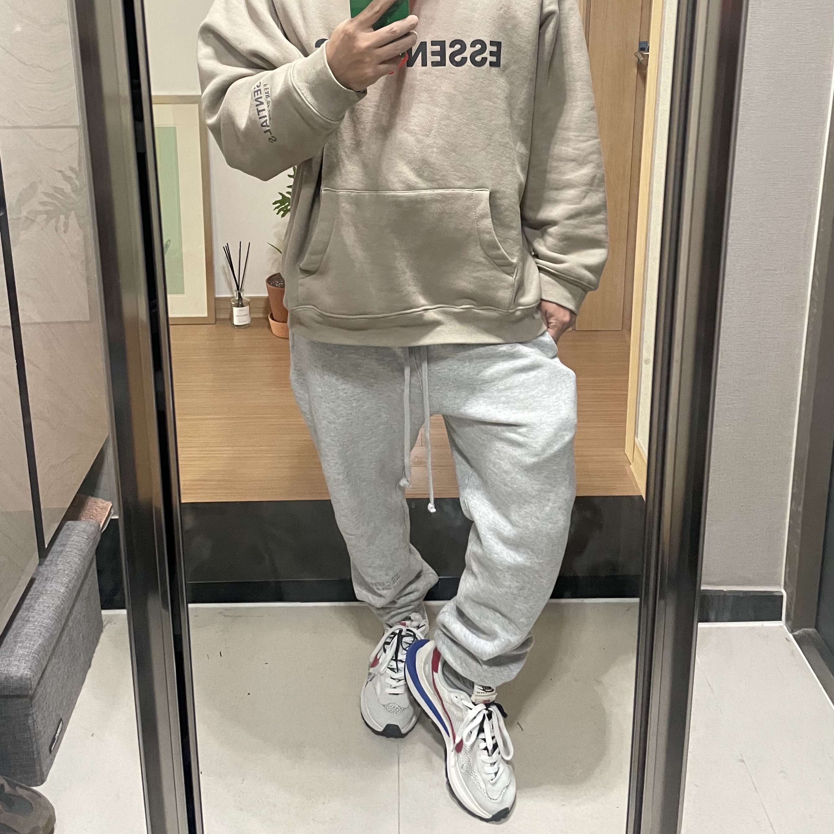 Nike x Sacai VaporWaffle Royal Fuchsia, Essentials 3D Silicon Applique Pullover Hoodie Cement - 20FW 착용 스타일