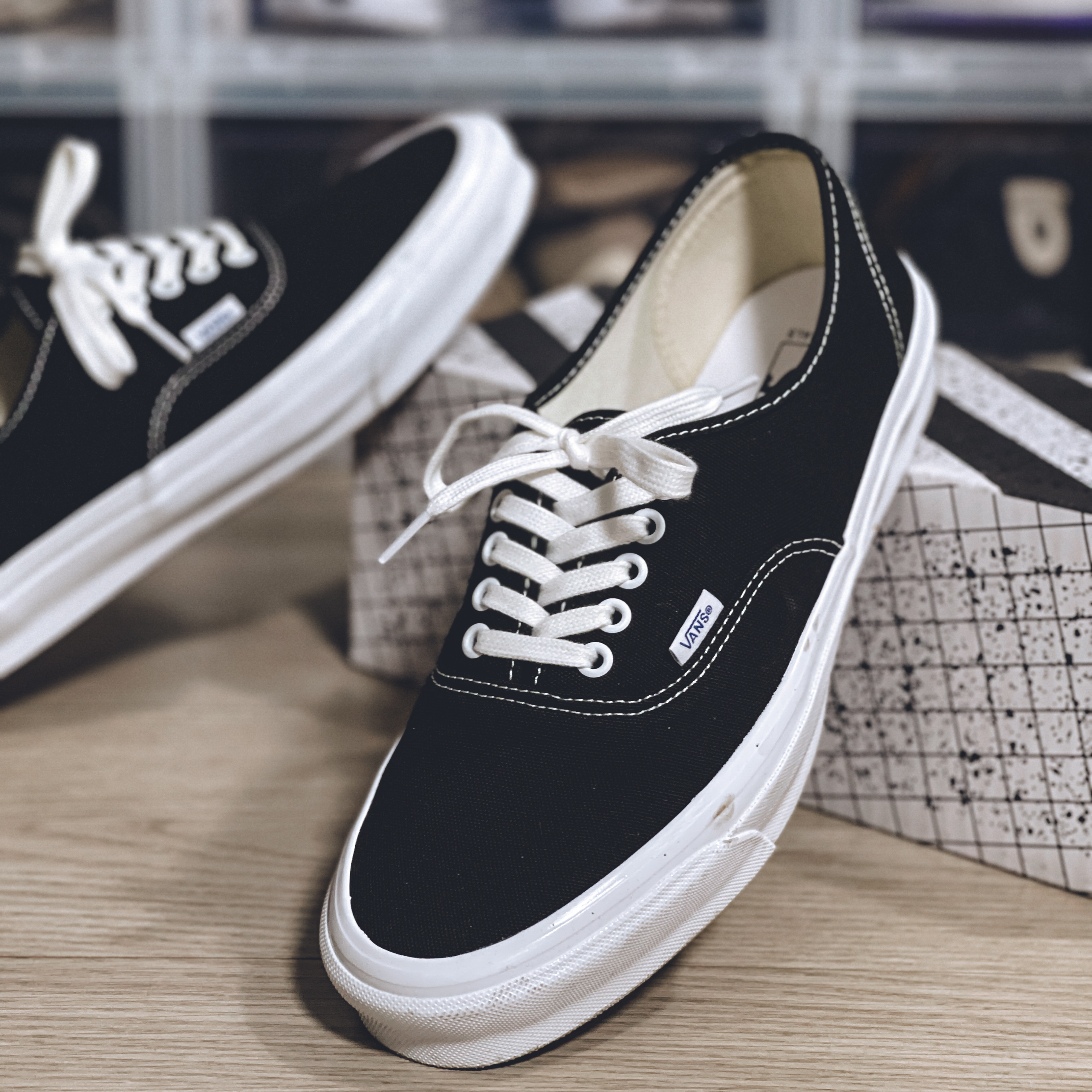 Vans Vault OG Authentic LX Black 착용 스타일